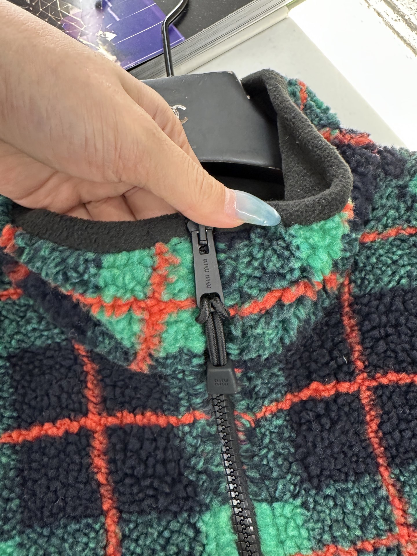 ♥Miumi♥2025新品上架 格纹泰迪毛绒外套短裙套装通体饰以泰迪毛绒材质，质感柔软舒适，时髦洋气，立