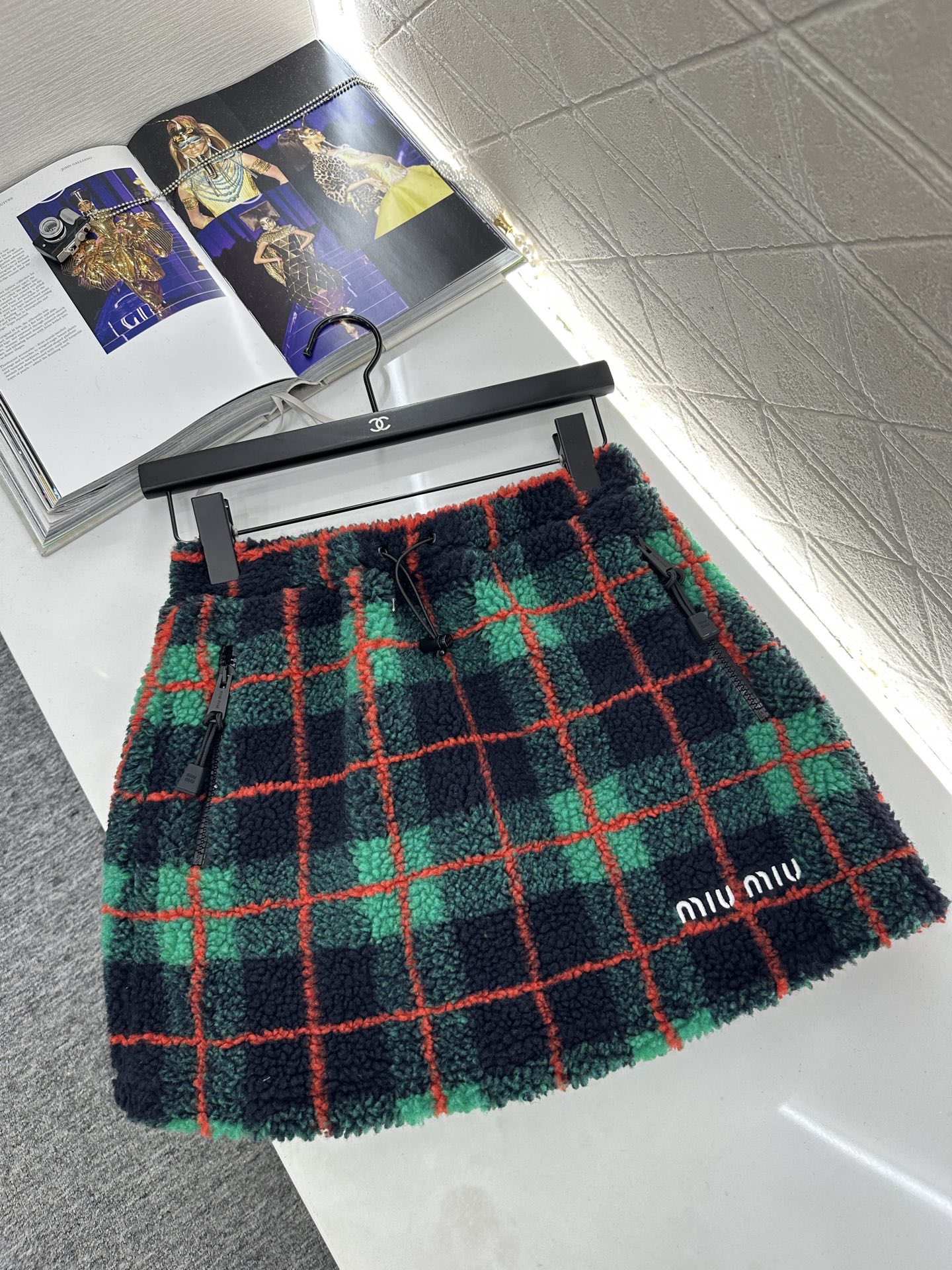 ♥Miumi♥2025新品上架 格纹泰迪毛绒外套短裙套装通体饰以泰迪毛绒材质，质感柔软舒适，时髦洋气，立