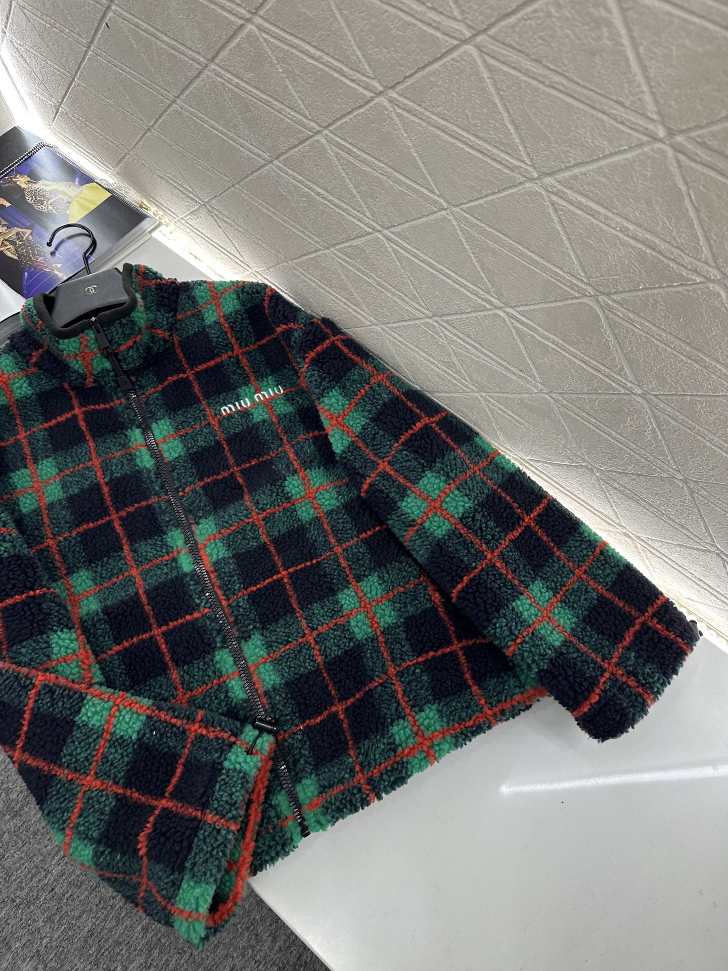 ♥Miumi♥2025新品上架 格纹泰迪毛绒外套短裙套装通体饰以泰迪毛绒材质，质感柔软舒适，时髦洋气，立