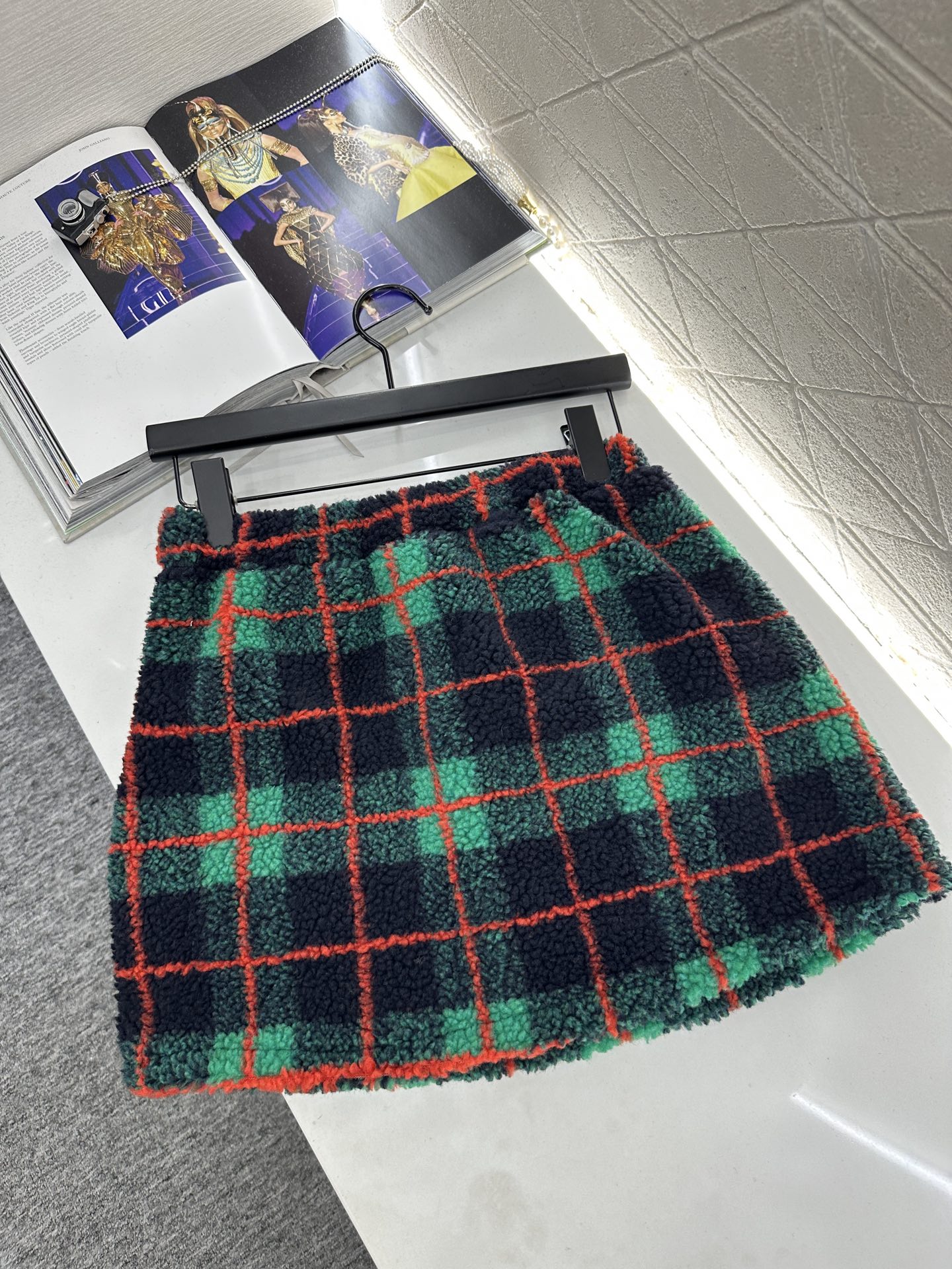 ♥Miumi♥2025新品上架 格纹泰迪毛绒外套短裙套装通体饰以泰迪毛绒材质，质感柔软舒适，时髦洋气，立