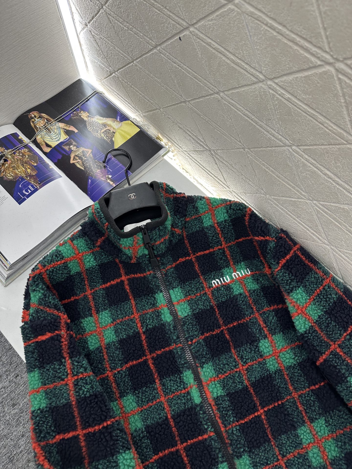 ♥Miumi♥2025新品上架 格纹泰迪毛绒外套短裙套装通体饰以泰迪毛绒材质，质感柔软舒适，时髦洋气，立