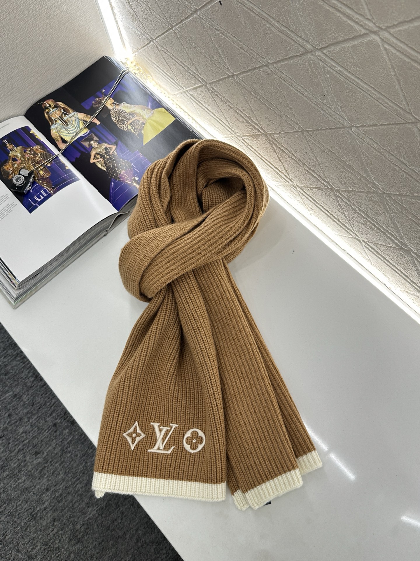 ♥Louis vuitto*♥2025新品上架 字母徽标羊绒围巾定制YB羊绒材质，亲肤柔软，保暖舒适，素