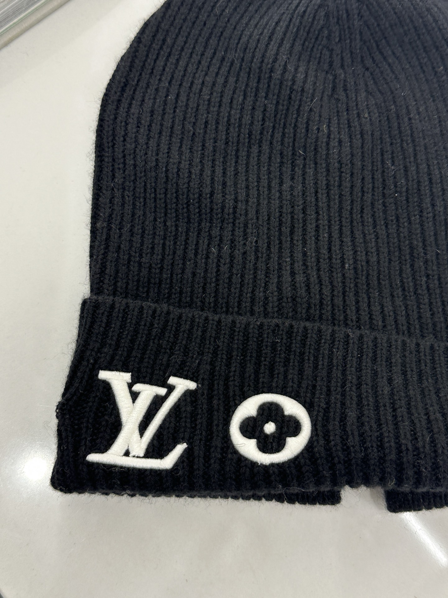 ♥Louis vuitto*♥2025新品上架 徽标羊绒针织帽定制YB羊绒材质，亲肤柔软，保暖舒适，素色
