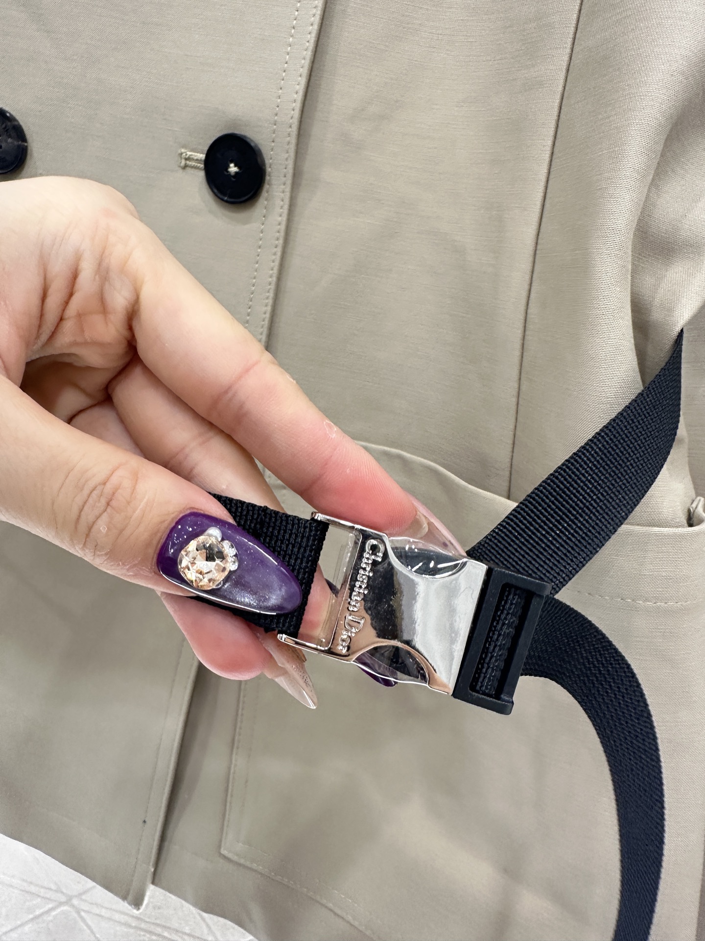 ♥Dio*♥2025新品上架 翻领双排扣腰带风衣定制YB斜纹全棉风衣材质，挺括有型，质感高级，枪驳领中长