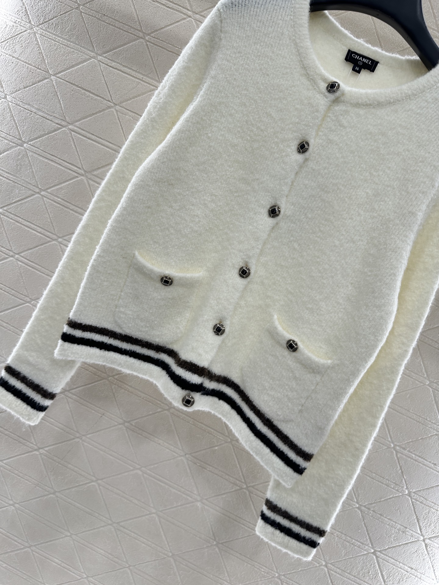 ♥Chane*♥2025新品上架 软糯圆领针织开衫25coco滑雪🎿系列#定制YB羊绒纱线织造，密度细针