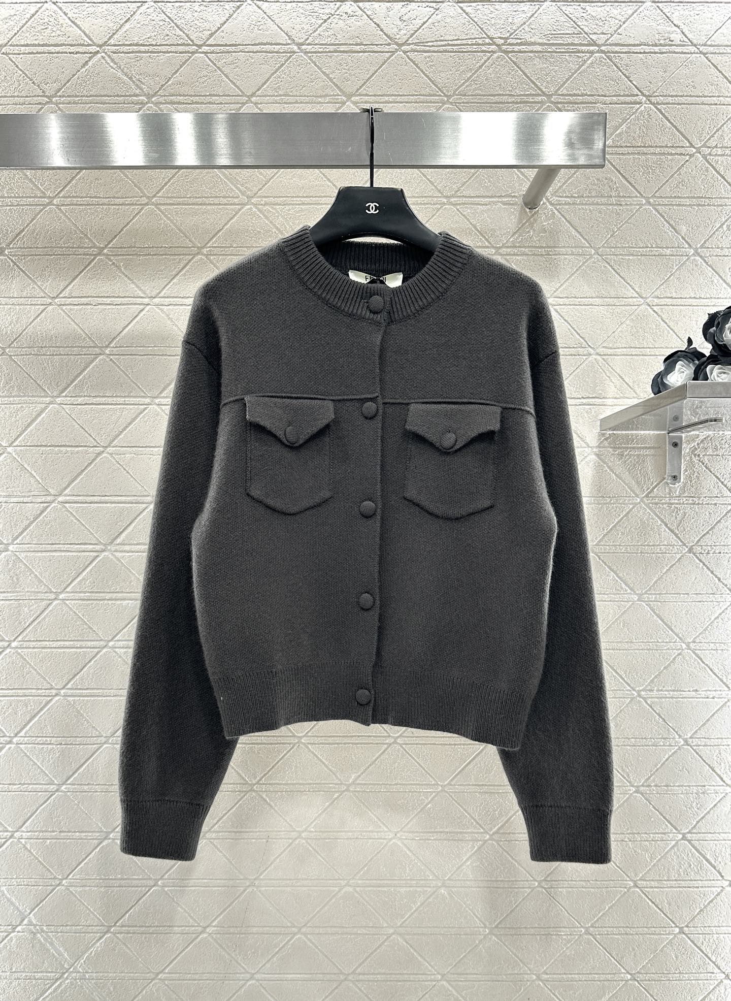 ♥Fend*♥2025新品上架 对称口袋针织开衫定制YB羊毛纱线织造，密度细针织造，清晰毛感肌理，舒适亲