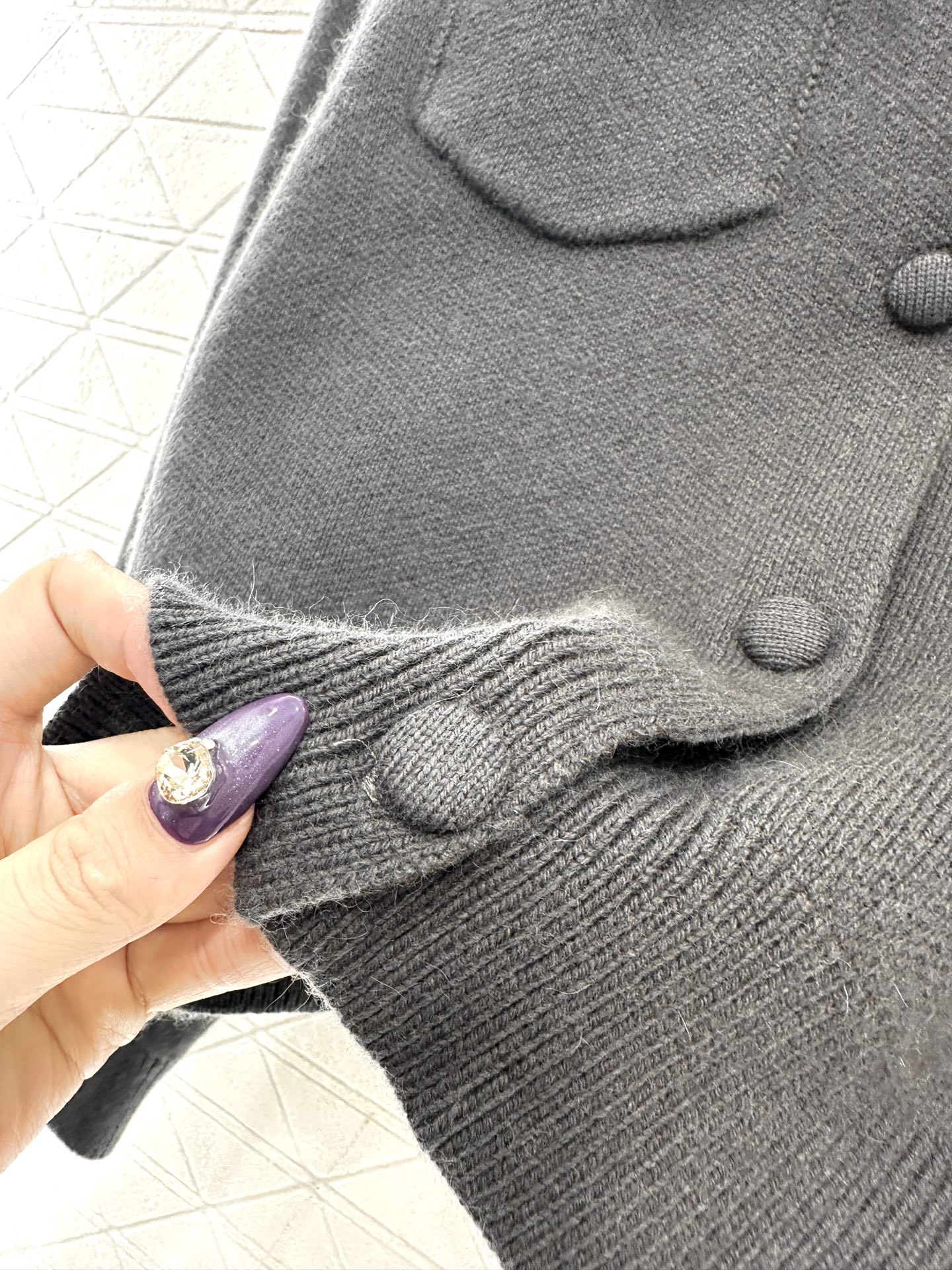 ♥Fend*♥2025新品上架 对称口袋针织开衫定制YB羊毛纱线织造，密度细针织造，清晰毛感肌理，舒适亲