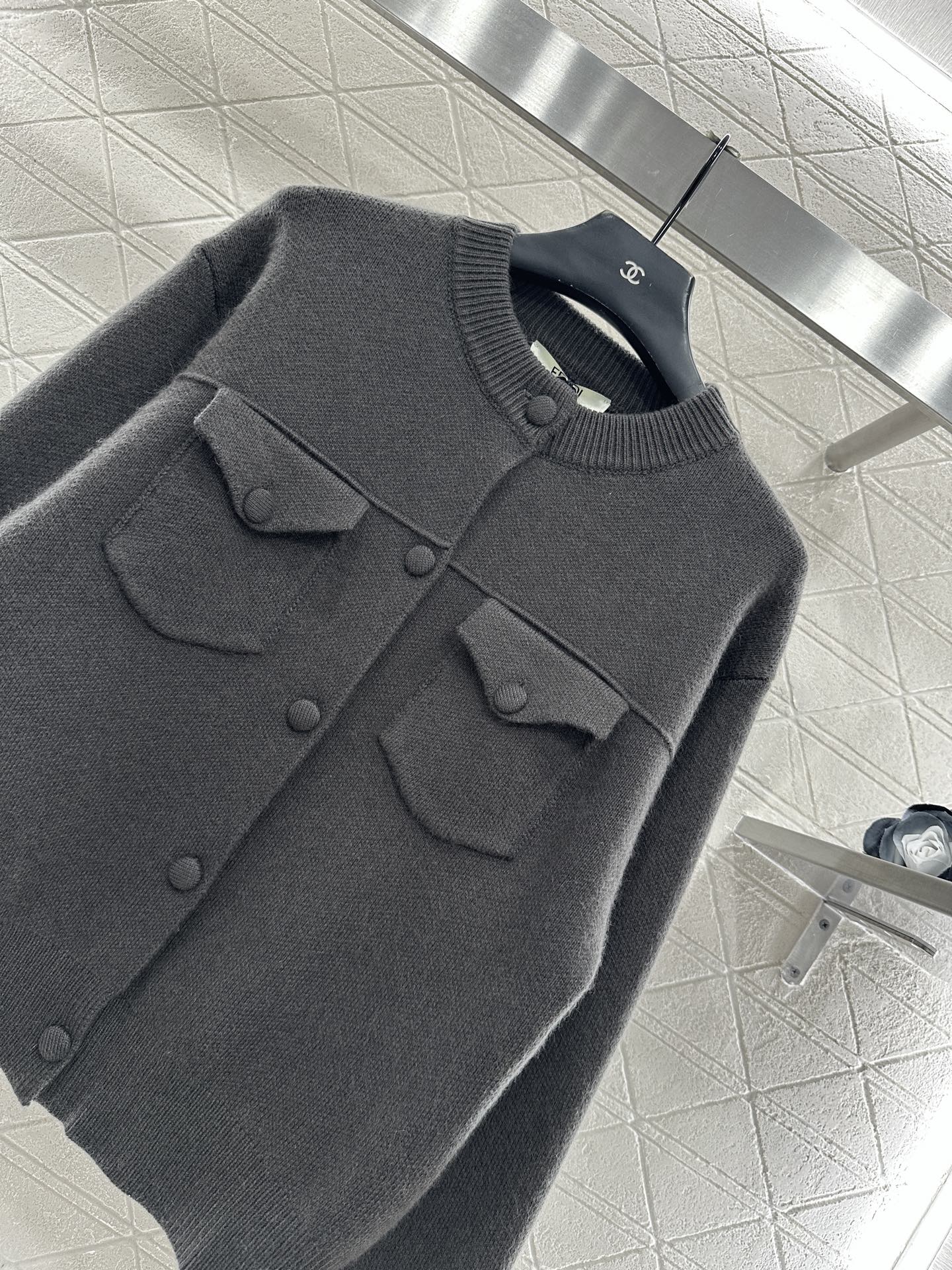 ♥Fend*♥2025新品上架 对称口袋针织开衫定制YB羊毛纱线织造，密度细针织造，清晰毛感肌理，舒适亲