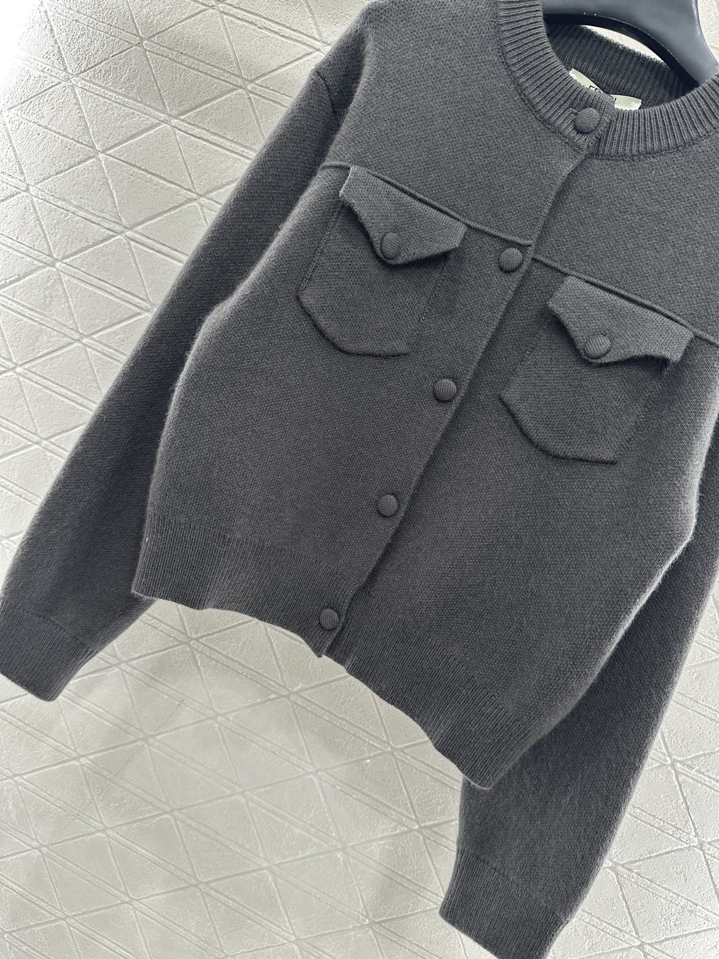 ♥Fend*♥2025新品上架 对称口袋针织开衫定制YB羊毛纱线织造，密度细针织造，清晰毛感肌理，舒适亲