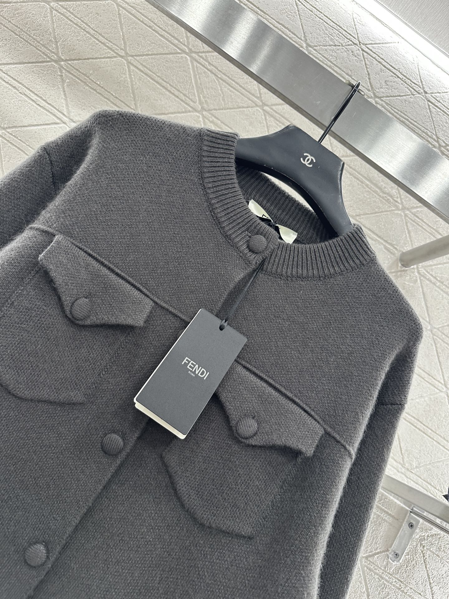 ♥Fend*♥2025新品上架 对称口袋针织开衫定制YB羊毛纱线织造，密度细针织造，清晰毛感肌理，舒适亲