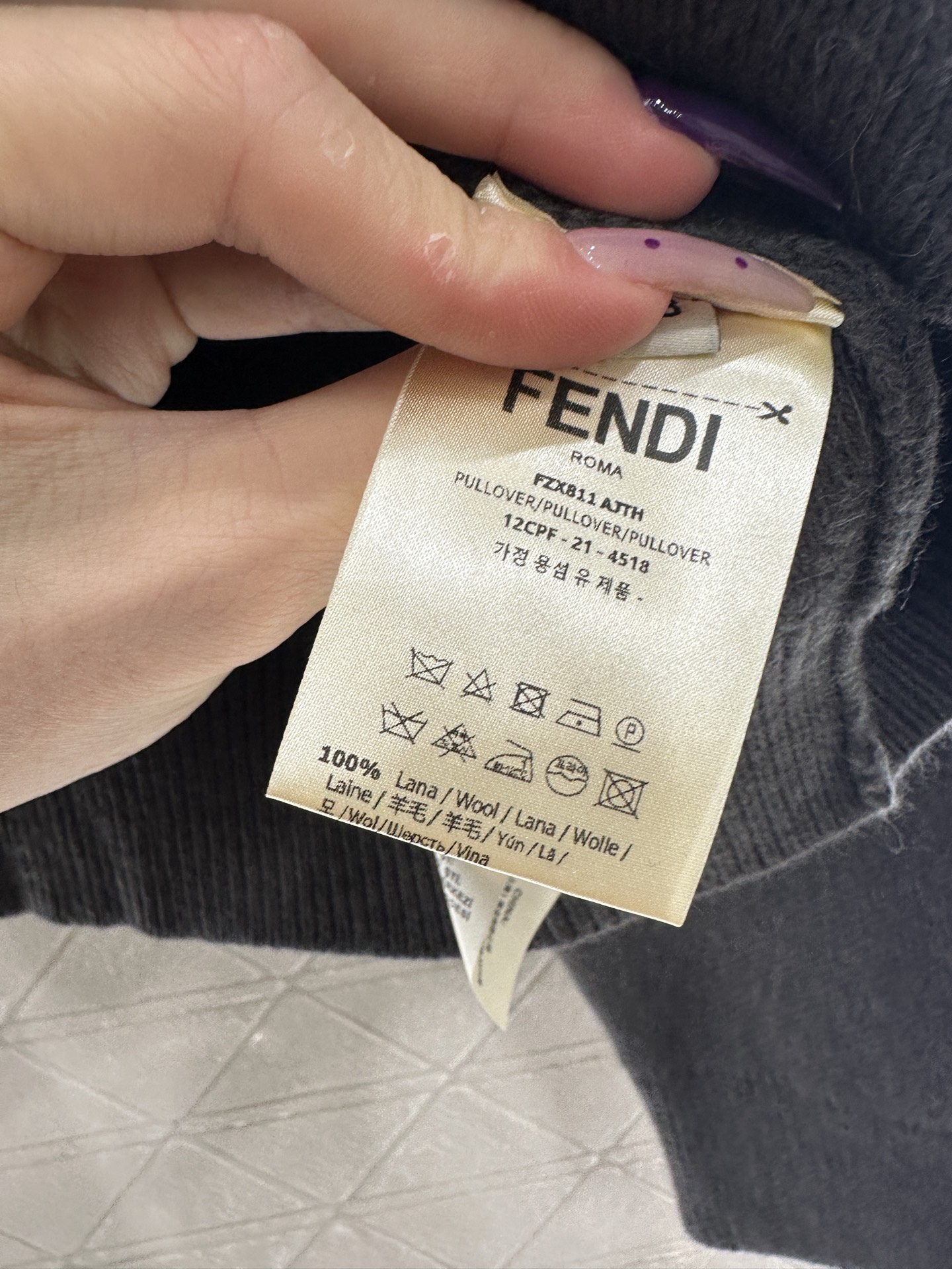♥Fend*♥2025新品上架 对称口袋针织开衫定制YB羊毛纱线织造，密度细针织造，清晰毛感肌理，舒适亲