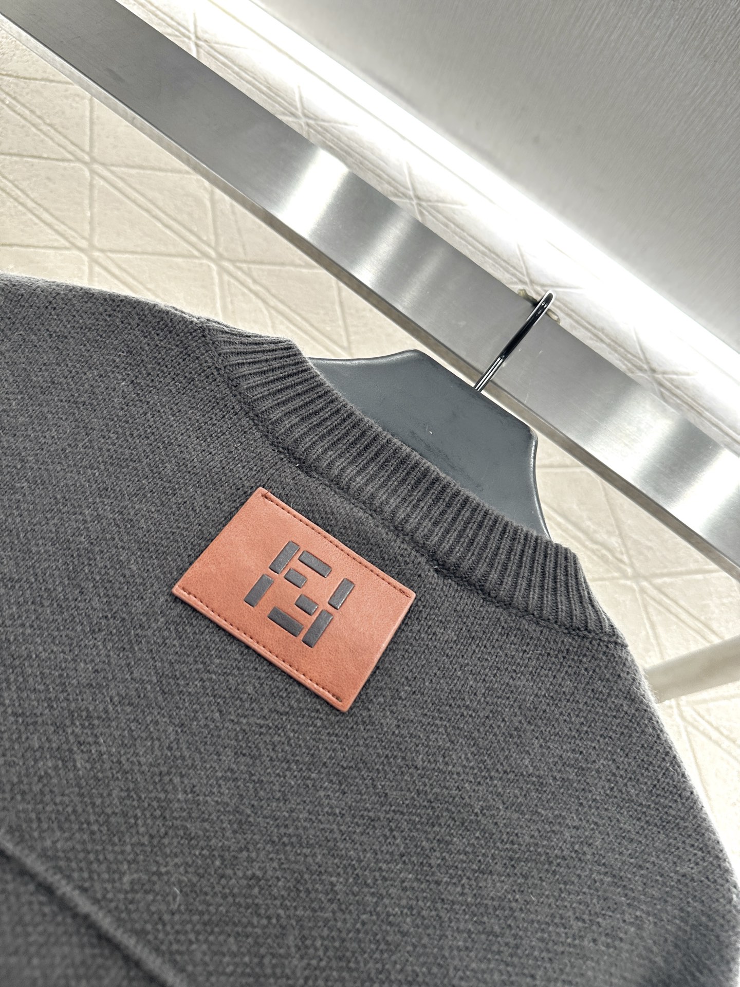 ♥Fend*♥2025新品上架 对称口袋针织开衫定制YB羊毛纱线织造，密度细针织造，清晰毛感肌理，舒适亲