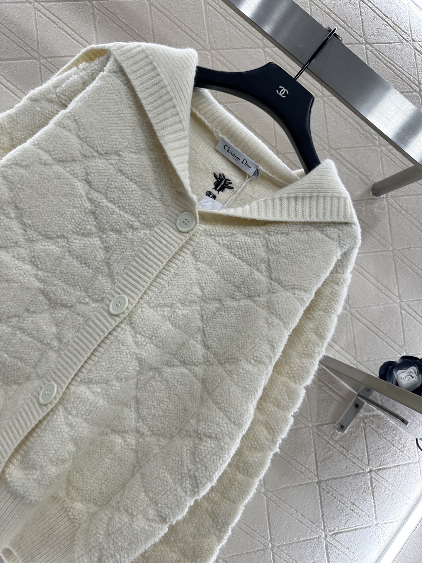 ♥Dio*♥2025新品上架 藤格纹披肩针织外套定制YB羊绒羊毛针织材质，舒适保暖，质感上乘，披肩外套版