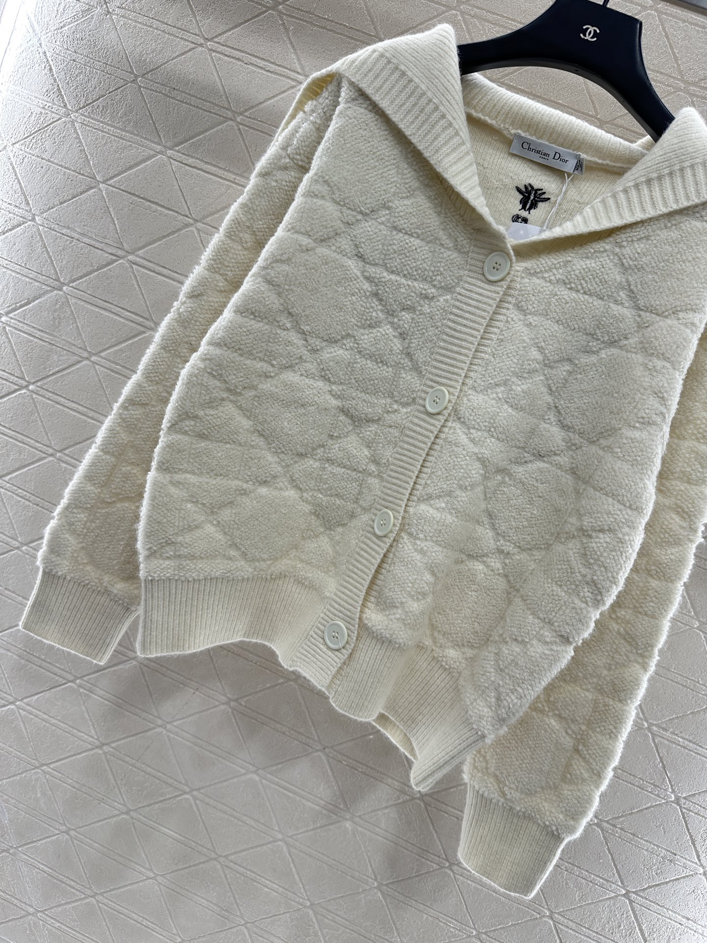 ♥Dio*♥2025新品上架 藤格纹披肩针织外套定制YB羊绒羊毛针织材质，舒适保暖，质感上乘，披肩外套版