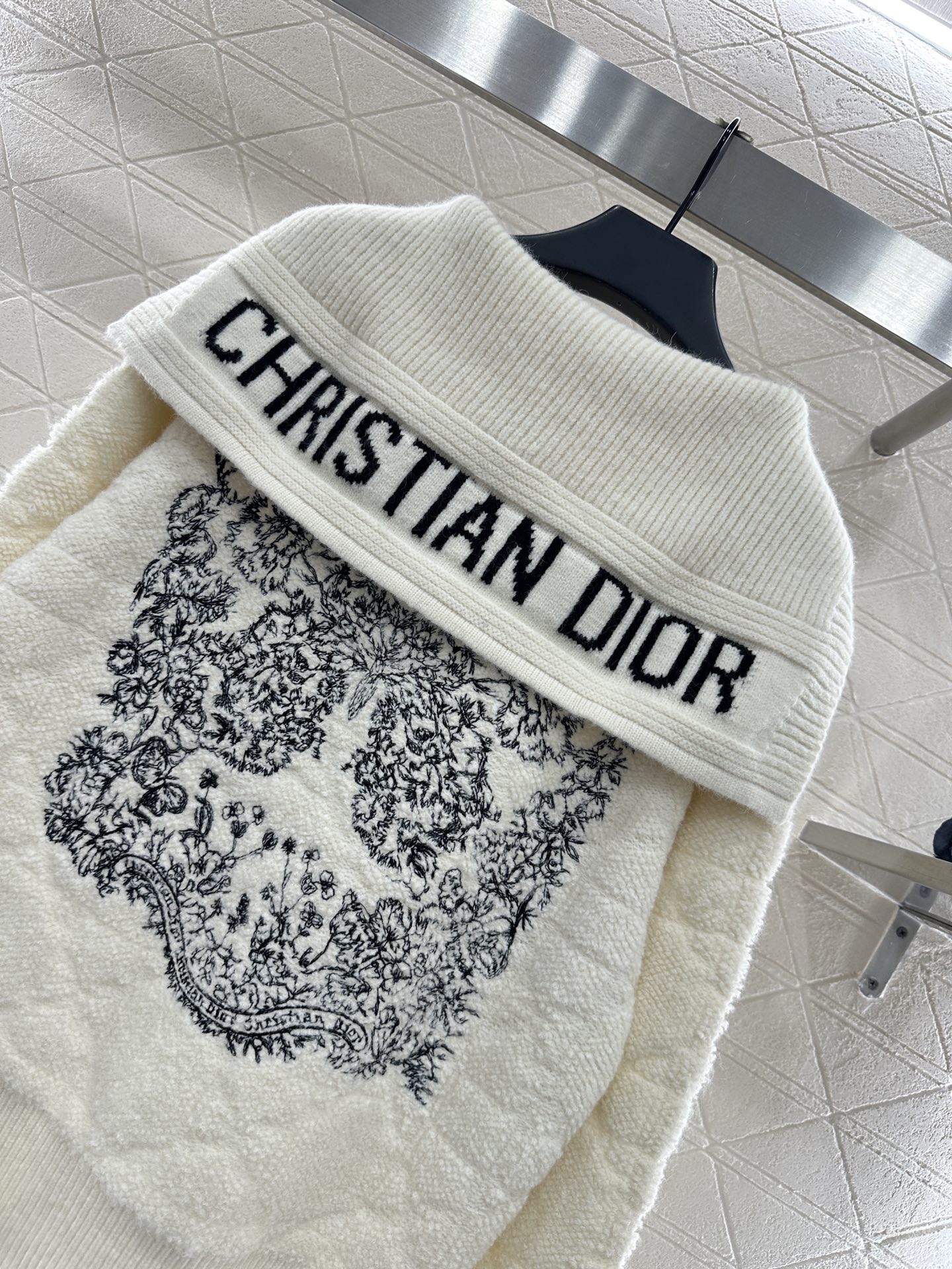 ♥Dio*♥2025新品上架 藤格纹披肩针织外套定制YB羊绒羊毛针织材质，舒适保暖，质感上乘，披肩外套版