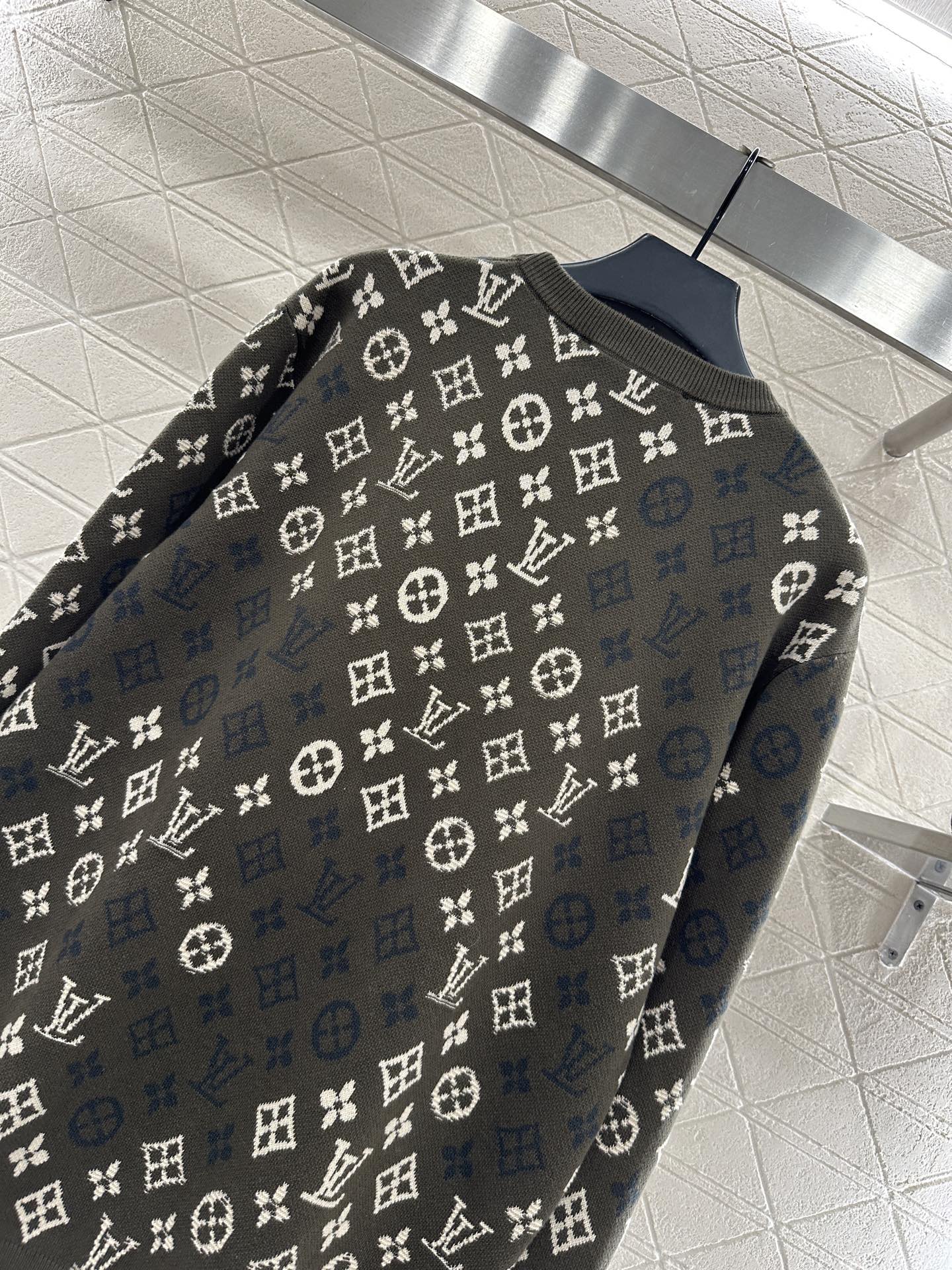 ♥Louis Vuitto*♥2025新品上架 提花针织套头毛衣定制YB羊绒羊毛纱线织造，工艺处理，肌理
