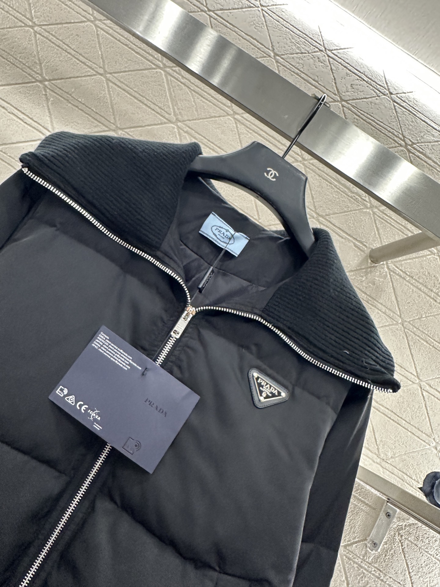 ♥Prad*♥2025新品上架 针织翻领拉链羽绒服定制YB防风防水尼龙材质，羽绒填充内里，整件轻盈保暖，