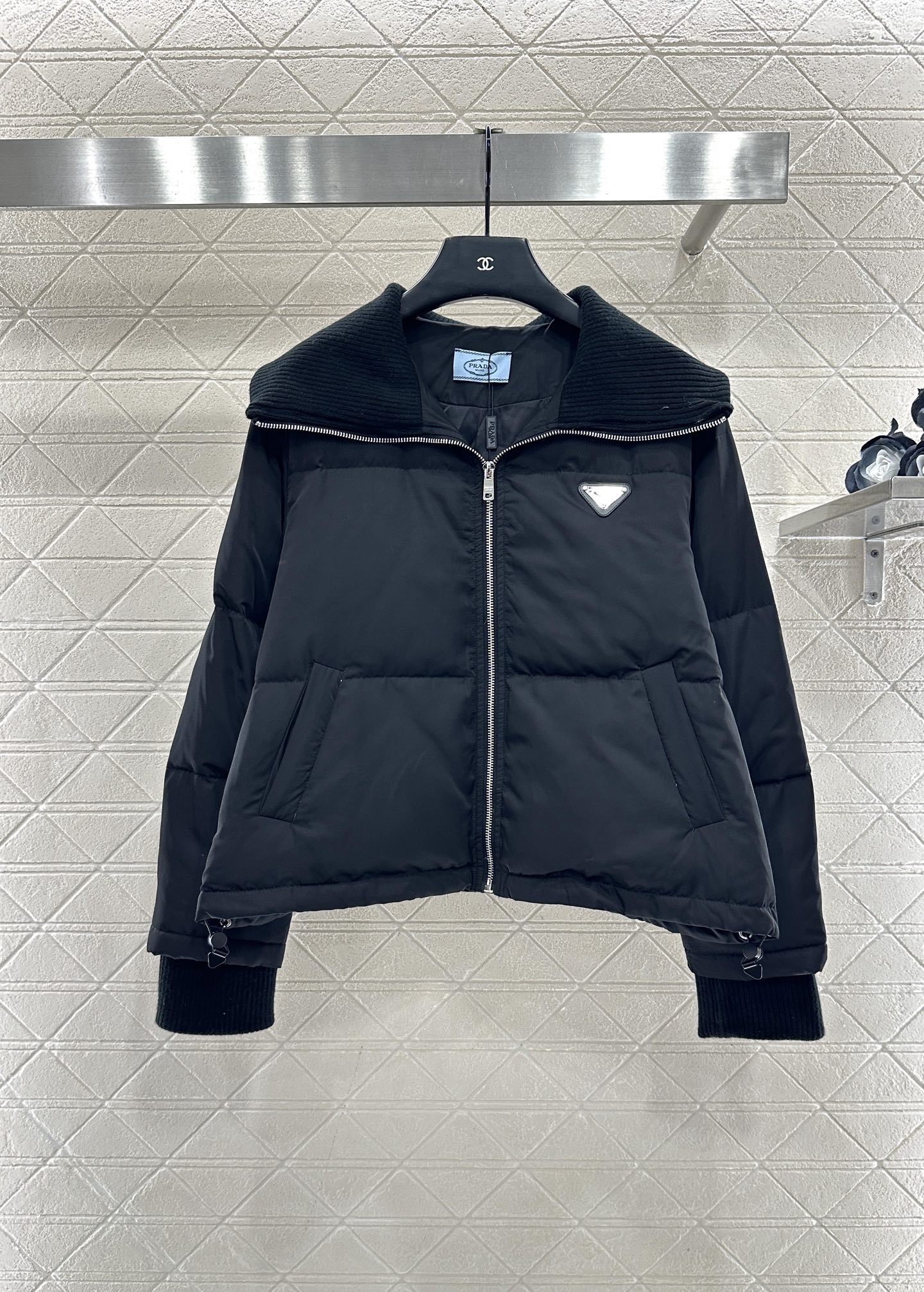 ♥Prad*♥2025新品上架 针织翻领拉链羽绒服定制YB防风防水尼龙材质，羽绒填充内里，整件轻盈保暖，