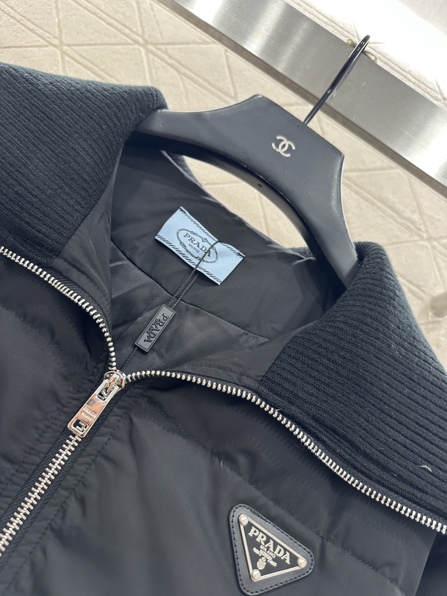 ♥Prad*♥2025新品上架 针织翻领拉链羽绒服定制YB防风防水尼龙材质，羽绒填充内里，整件轻盈保暖，