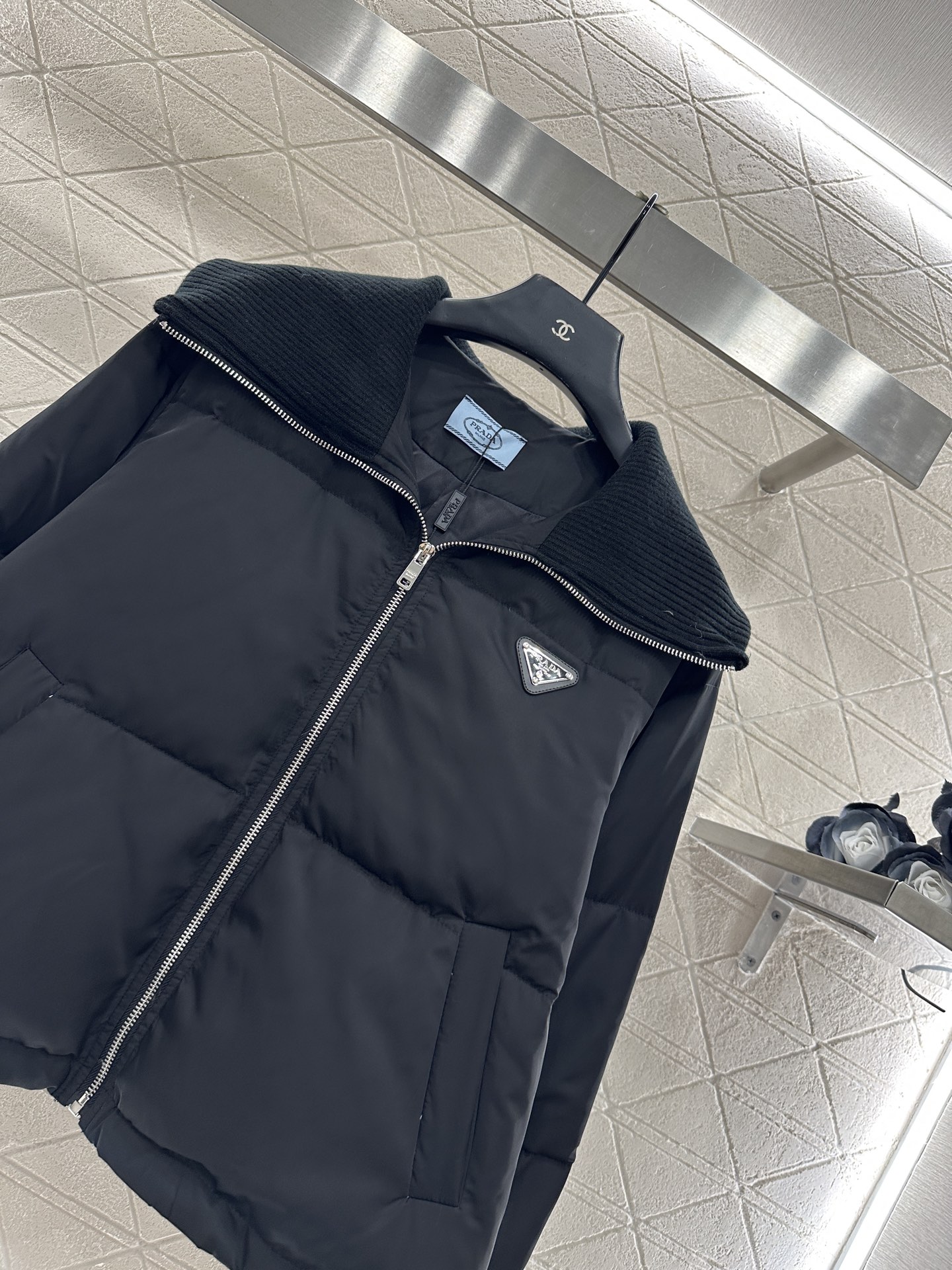 ♥Prad*♥2025新品上架 针织翻领拉链羽绒服定制YB防风防水尼龙材质，羽绒填充内里，整件轻盈保暖，