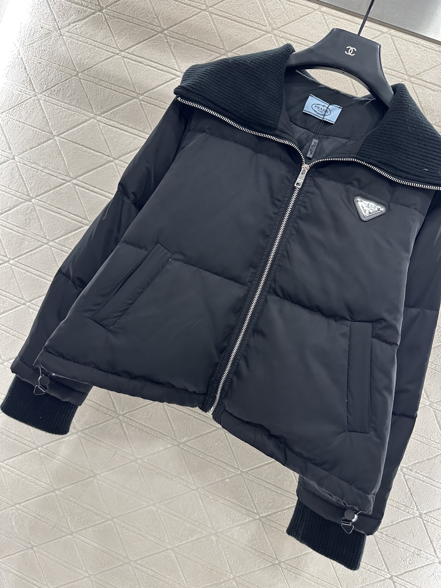 ♥Prad*♥2025新品上架 针织翻领拉链羽绒服定制YB防风防水尼龙材质，羽绒填充内里，整件轻盈保暖，