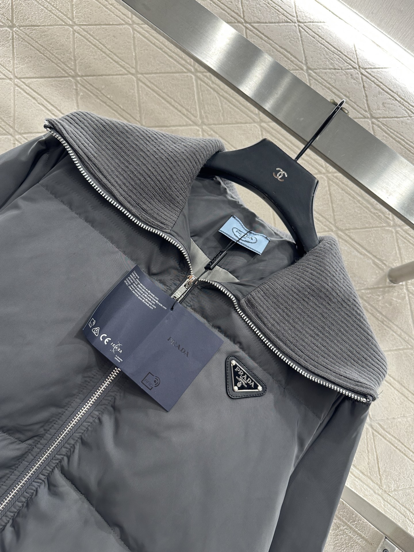 ♥Prad*♥2025新品上架 针织翻领拉链羽绒服定制YB防风防水尼龙材质，羽绒填充内里，整件轻盈保暖，