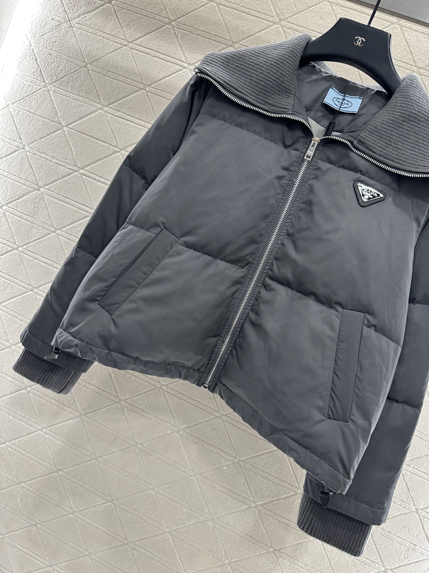 ♥Prad*♥2025新品上架 针织翻领拉链羽绒服定制YB防风防水尼龙材质，羽绒填充内里，整件轻盈保暖，