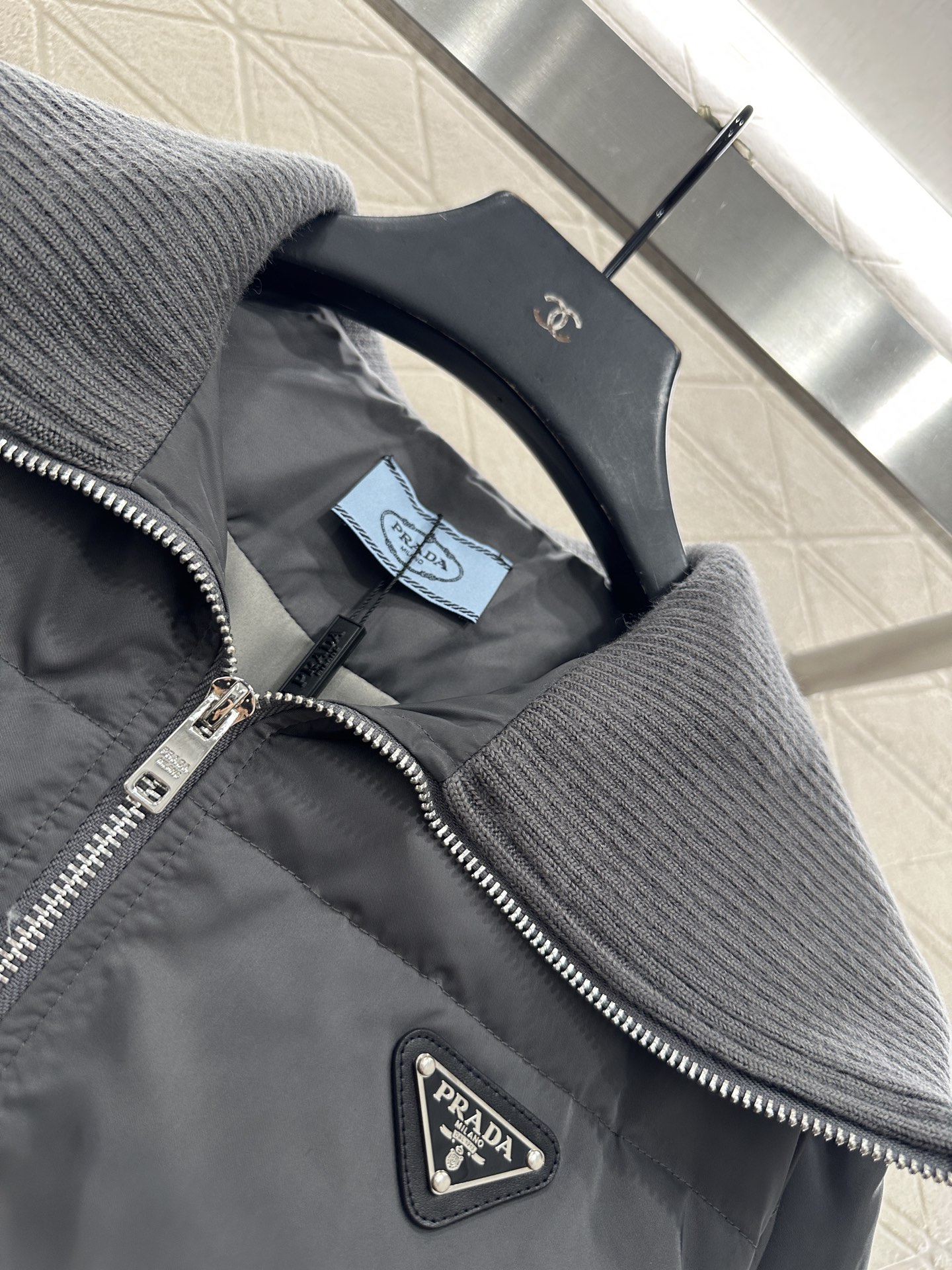 ♥Prad*♥2025新品上架 针织翻领拉链羽绒服定制YB防风防水尼龙材质，羽绒填充内里，整件轻盈保暖，