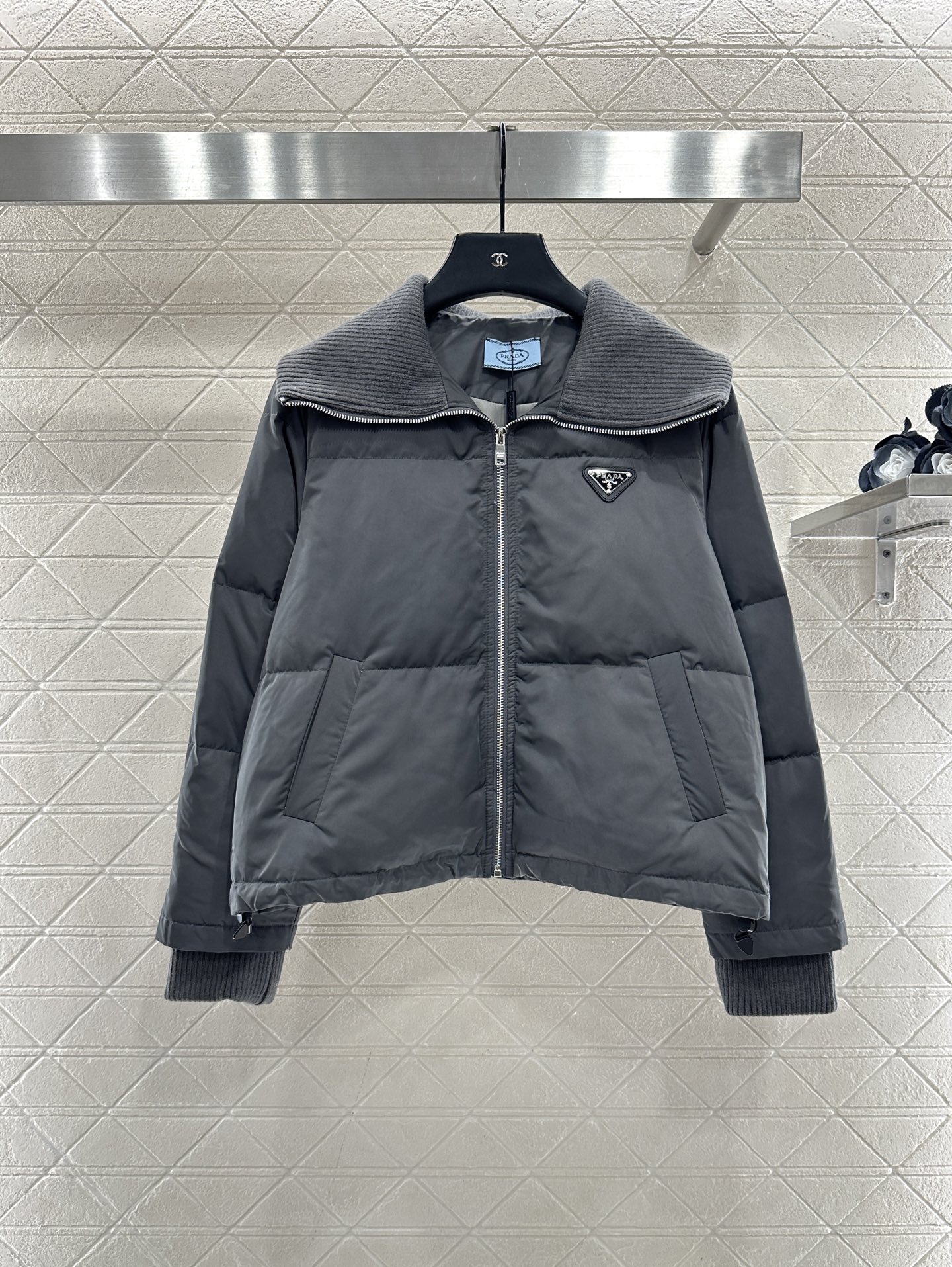 ♥Prad*♥2025新品上架 针织翻领拉链羽绒服定制YB防风防水尼龙材质，羽绒填充内里，整件轻盈保暖，