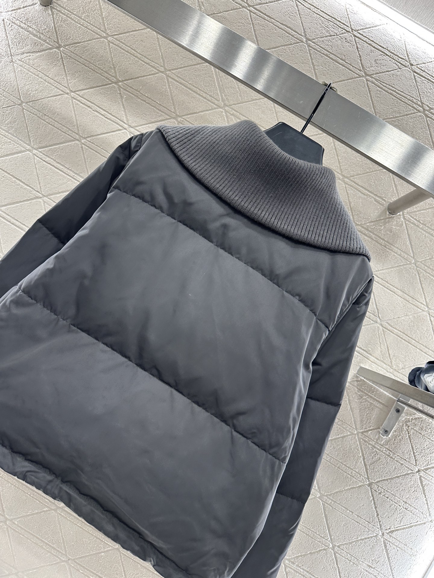 ♥Prad*♥2025新品上架 针织翻领拉链羽绒服定制YB防风防水尼龙材质，羽绒填充内里，整件轻盈保暖，