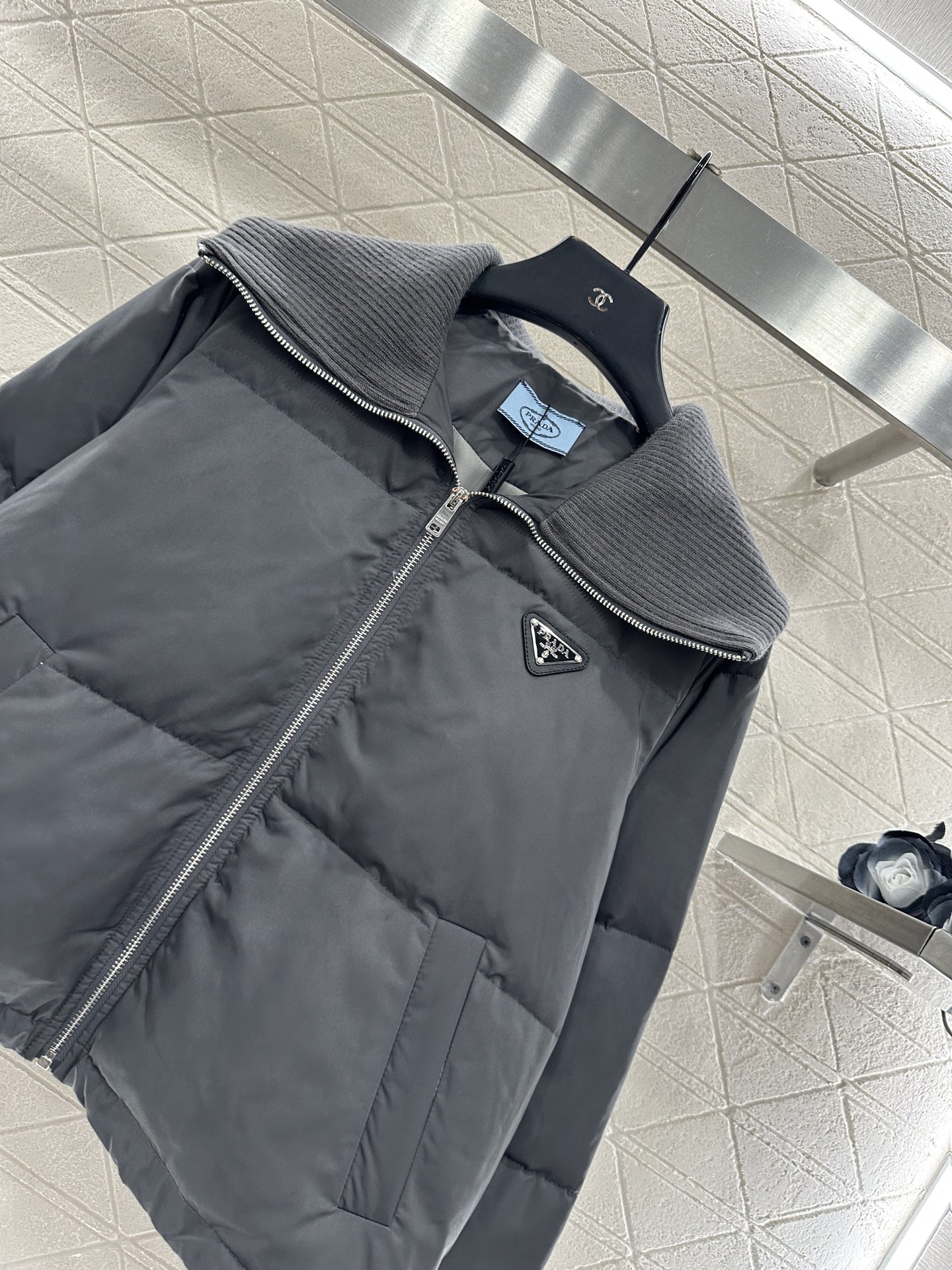 ♥Prad*♥2025新品上架 针织翻领拉链羽绒服定制YB防风防水尼龙材质，羽绒填充内里，整件轻盈保暖，