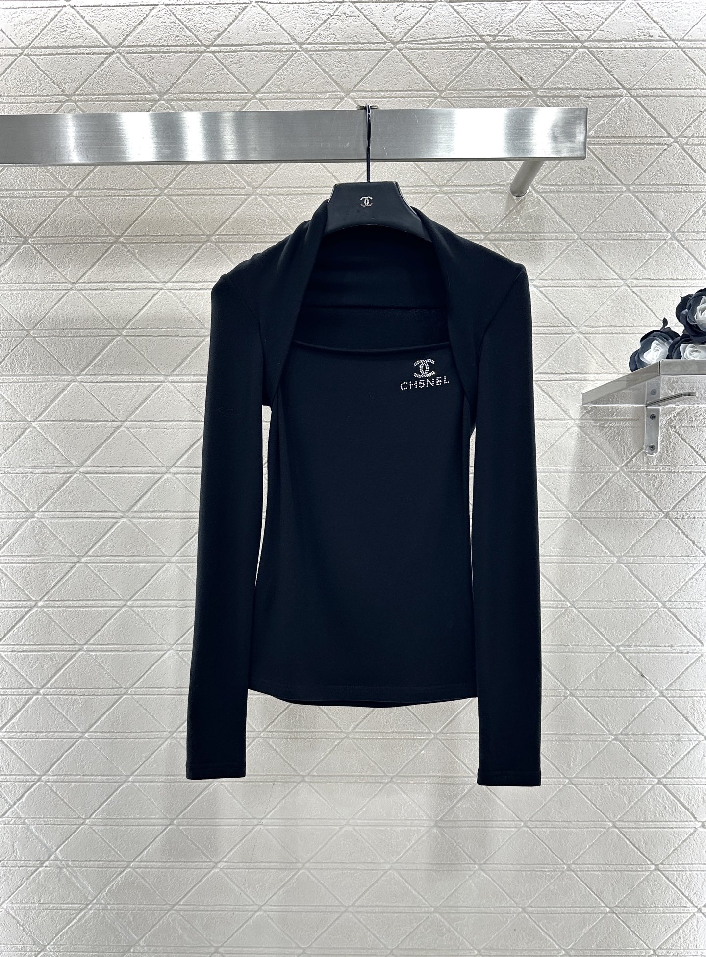♥Chane*♥2025新品上架 修身烫钻上衣定制YB进口棉毛材质，质感舒适，弹力好穿，平口绕肩长袖上衣