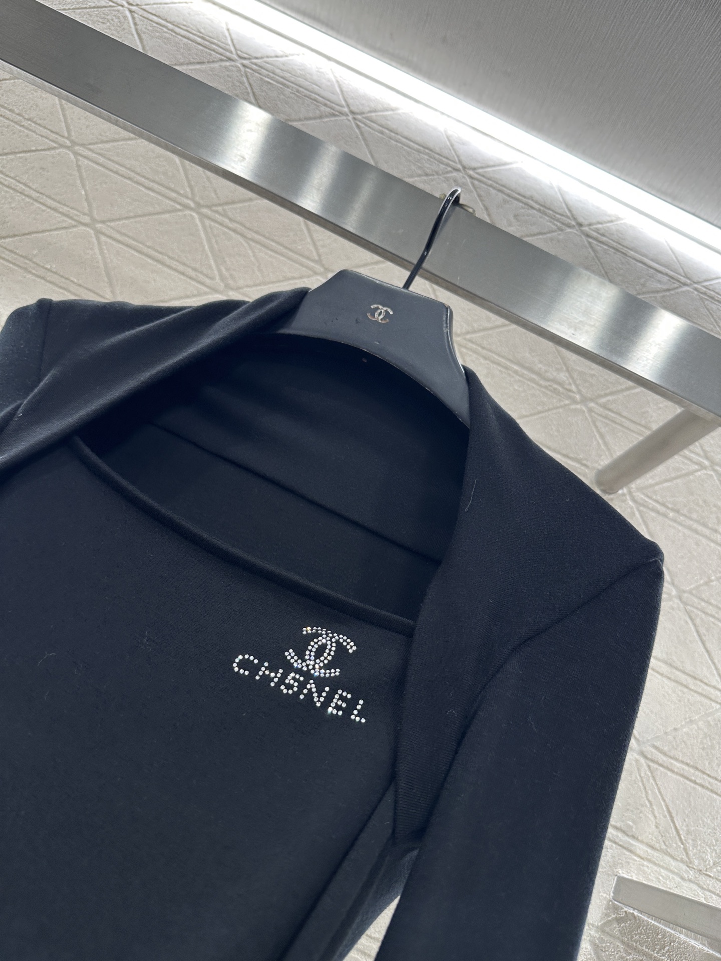 ♥Chane*♥2025新品上架 修身烫钻上衣定制YB进口棉毛材质，质感舒适，弹力好穿，平口绕肩长袖上衣