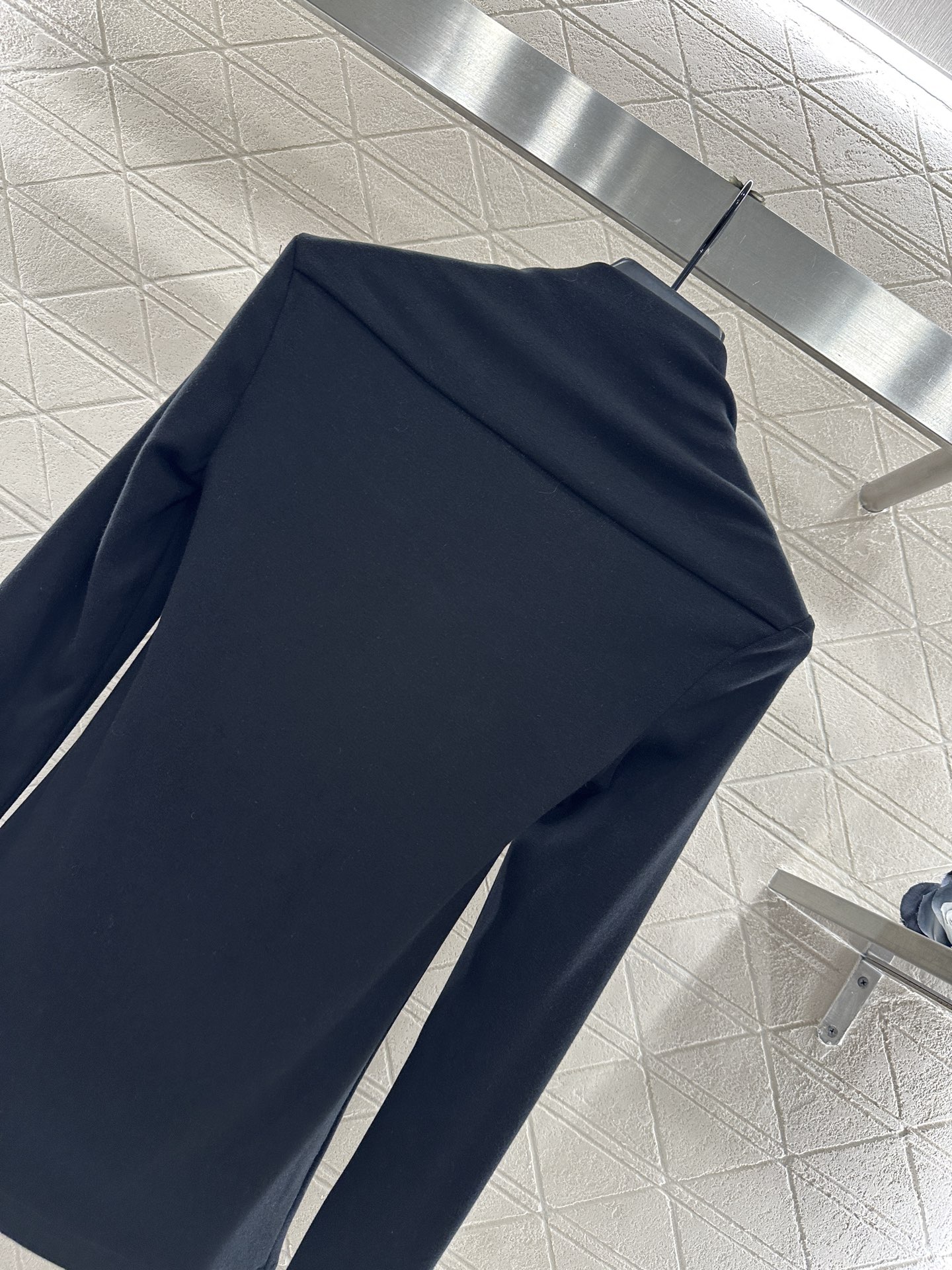 ♥Chane*♥2025新品上架 修身烫钻上衣定制YB进口棉毛材质，质感舒适，弹力好穿，平口绕肩长袖上衣