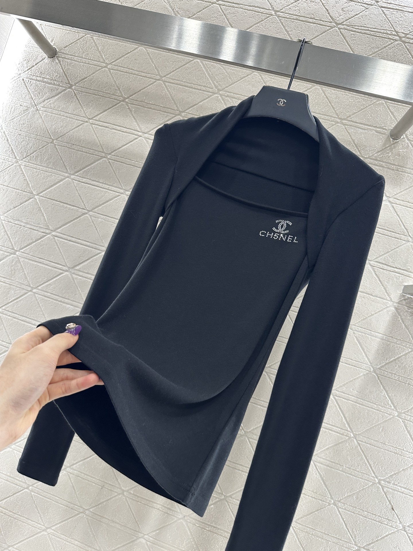 ♥Chane*♥2025新品上架 修身烫钻上衣定制YB进口棉毛材质，质感舒适，弹力好穿，平口绕肩长袖上衣