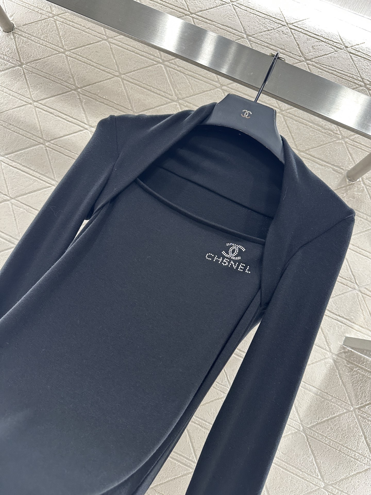 ♥Chane*♥2025新品上架 修身烫钻上衣定制YB进口棉毛材质，质感舒适，弹力好穿，平口绕肩长袖上衣