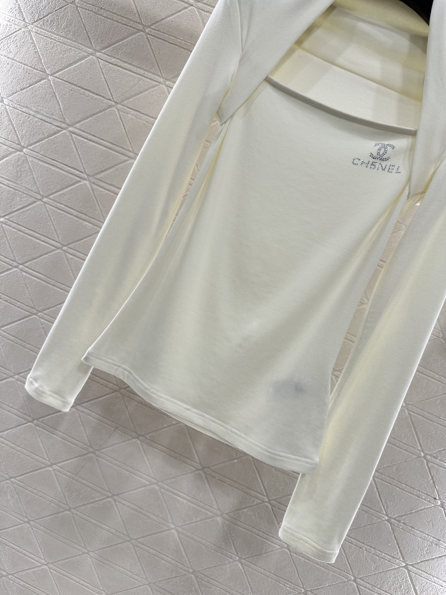 ♥Chane*♥2025新品上架 修身烫钻上衣定制YB进口棉毛材质，质感舒适，弹力好穿，平口绕肩长袖上衣