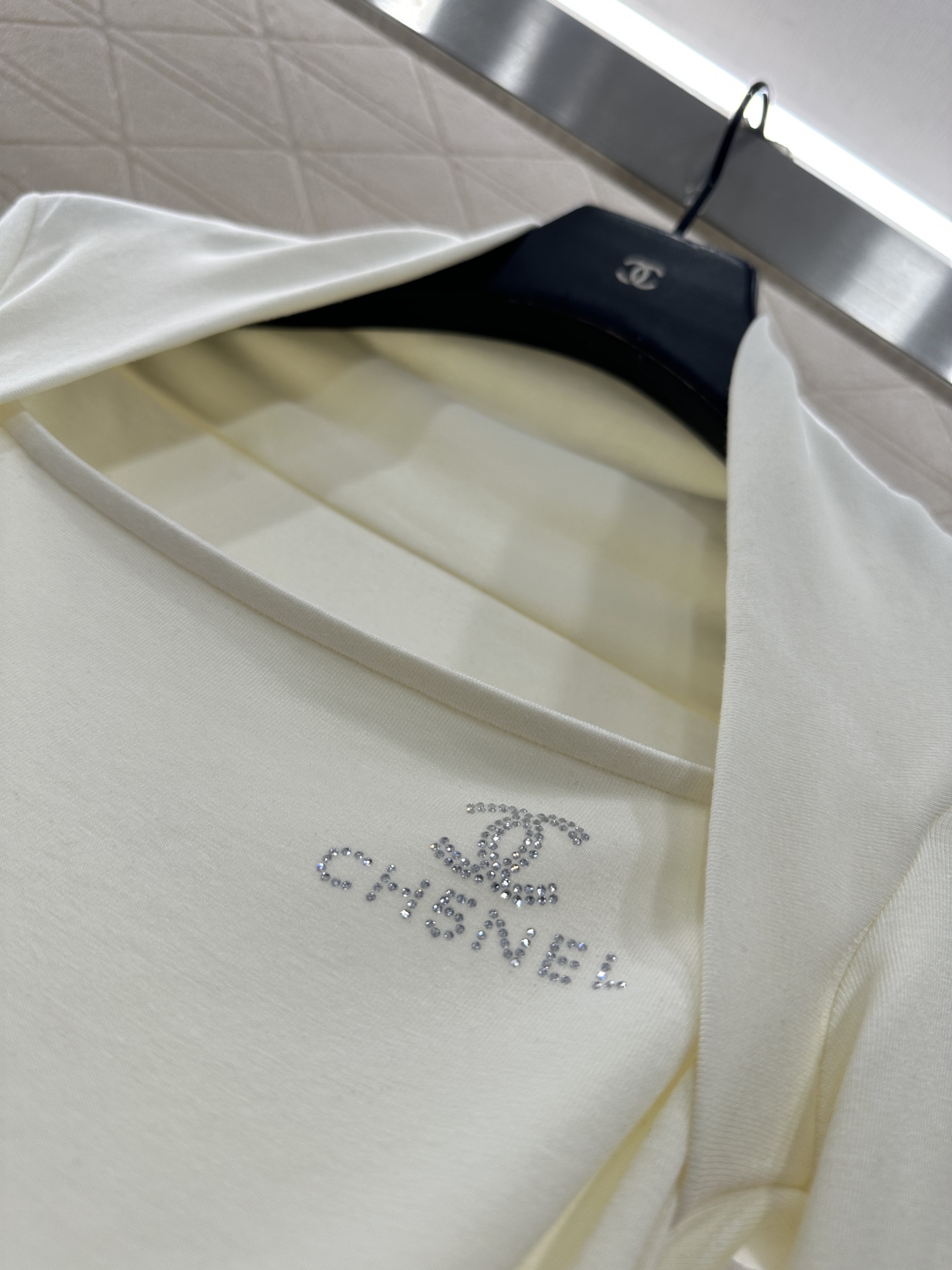 ♥Chane*♥2025新品上架 修身烫钻上衣定制YB进口棉毛材质，质感舒适，弹力好穿，平口绕肩长袖上衣