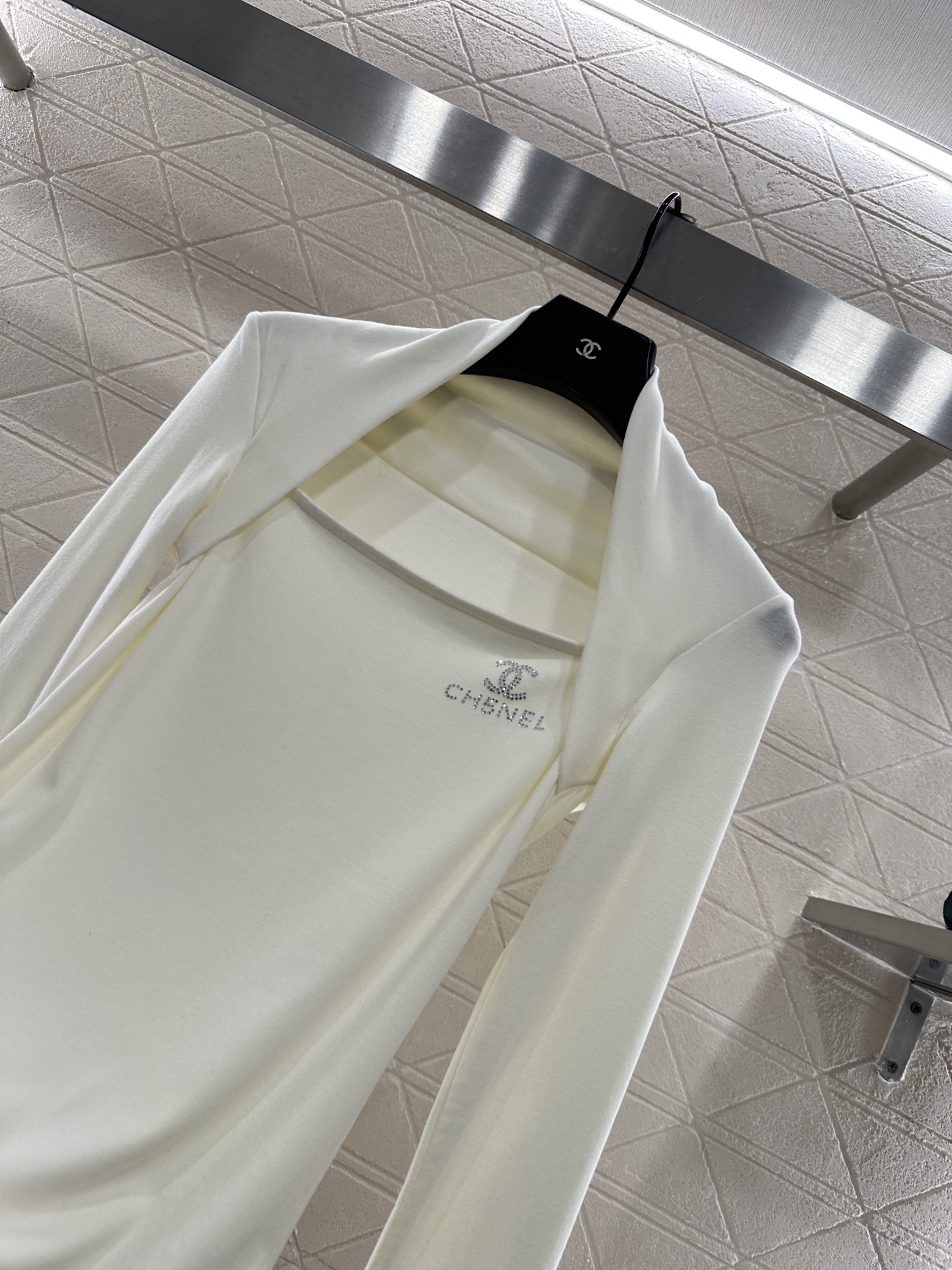 ♥Chane*♥2025新品上架 修身烫钻上衣定制YB进口棉毛材质，质感舒适，弹力好穿，平口绕肩长袖上衣