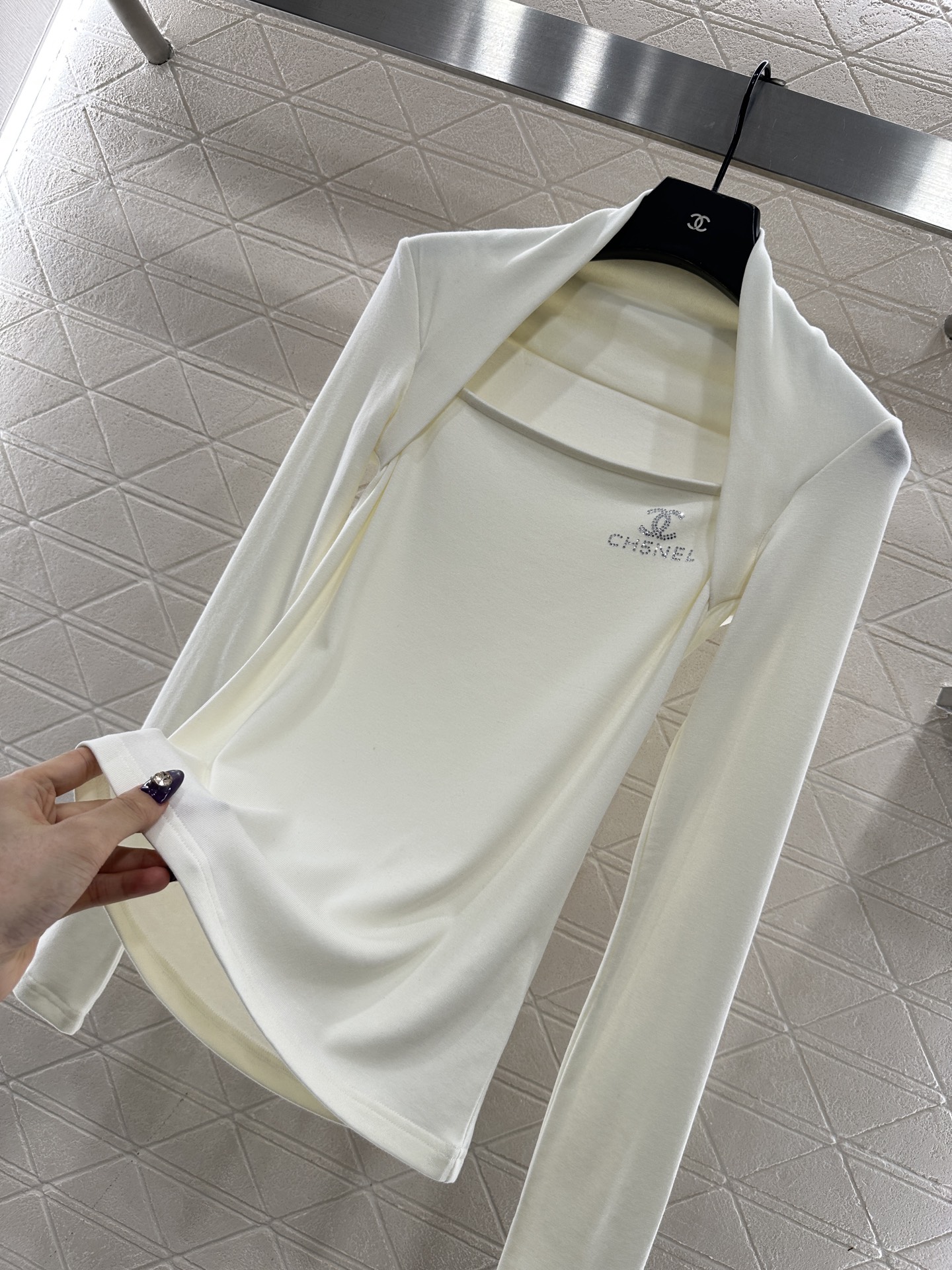 ♥Chane*♥2025新品上架 修身烫钻上衣定制YB进口棉毛材质，质感舒适，弹力好穿，平口绕肩长袖上衣