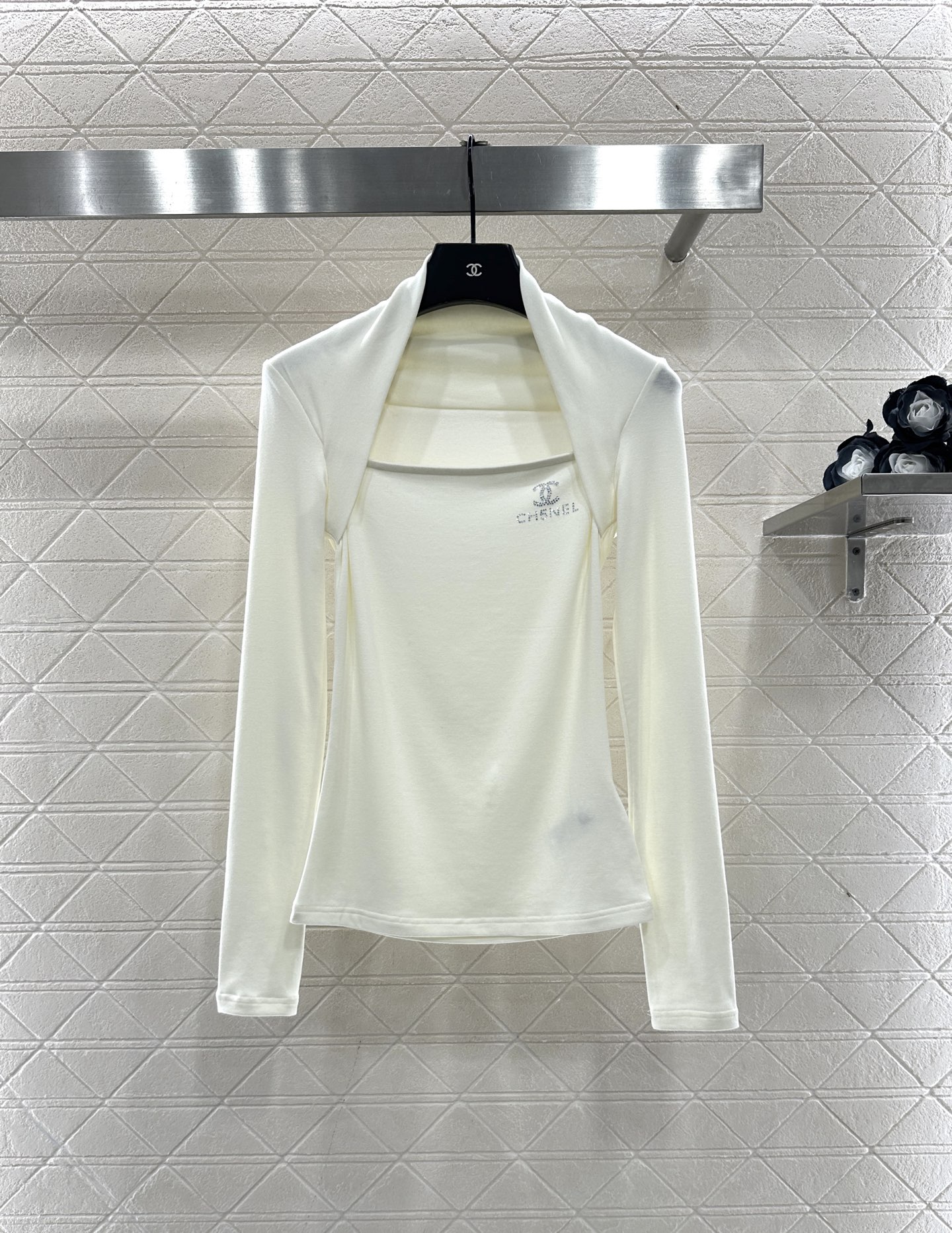 ♥Chane*♥2025新品上架 修身烫钻上衣定制YB进口棉毛材质，质感舒适，弹力好穿，平口绕肩长袖上衣