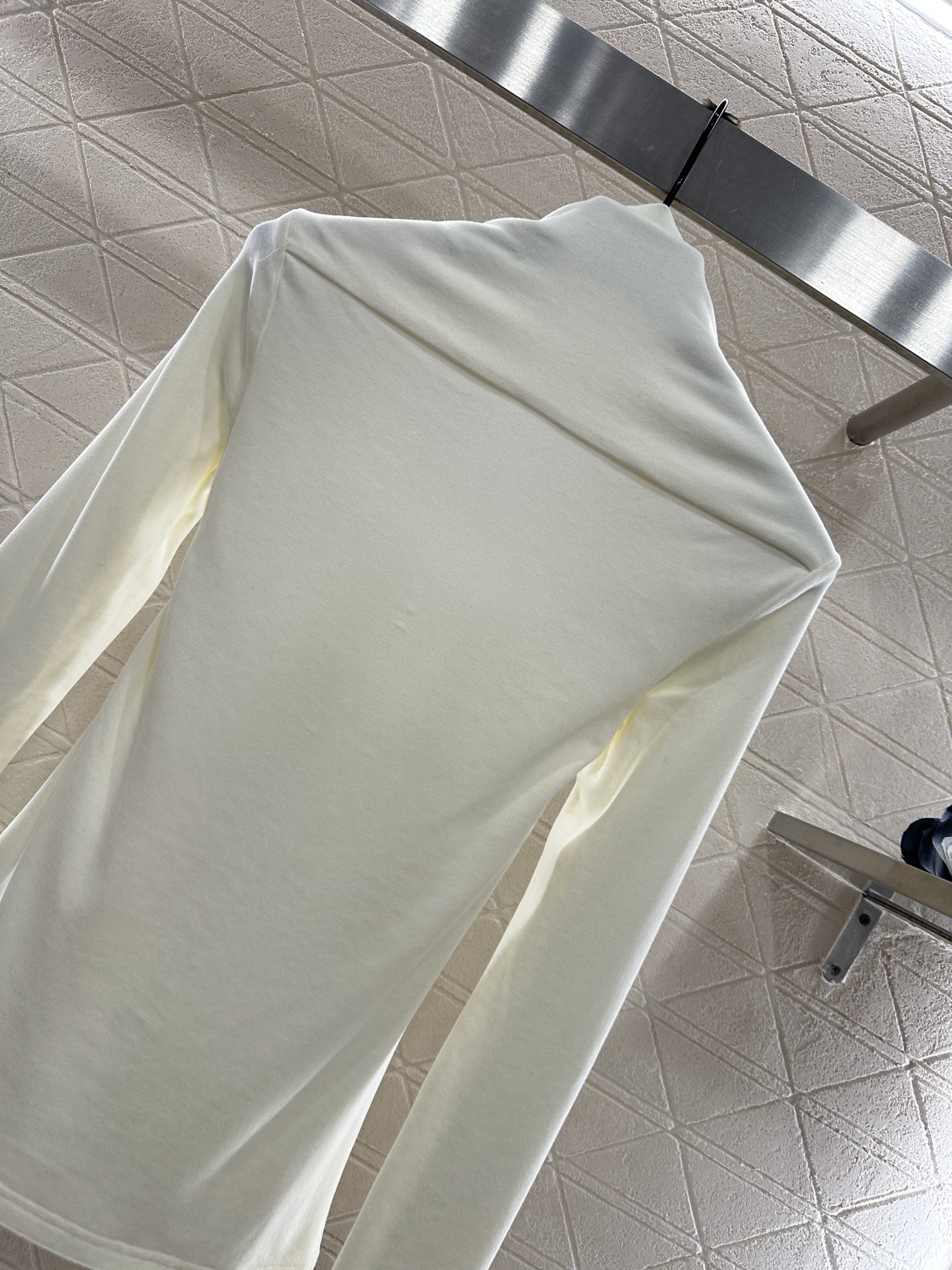 ♥Chane*♥2025新品上架 修身烫钻上衣定制YB进口棉毛材质，质感舒适，弹力好穿，平口绕肩长袖上衣