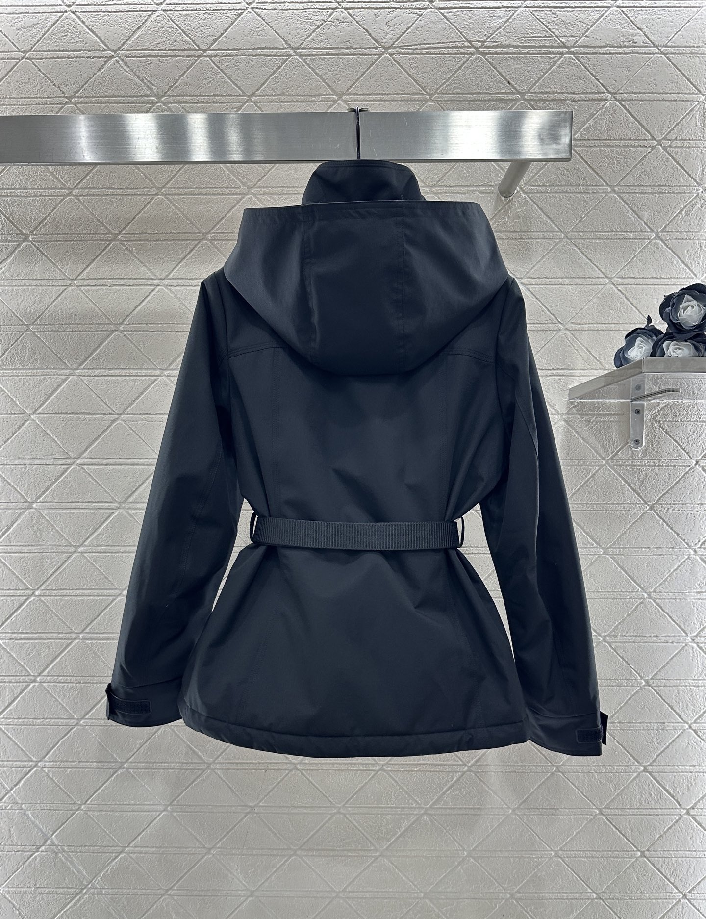 ♥Moncle*♥2025新品上架 连帽腰带羽绒冲锋外套定制YB进口防风防水冲锋材质，白鹅绒填充内里，整