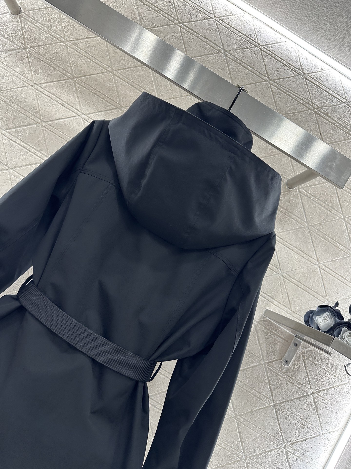 ♥Moncle*♥2025新品上架 连帽腰带羽绒冲锋外套定制YB进口防风防水冲锋材质，白鹅绒填充内里，整