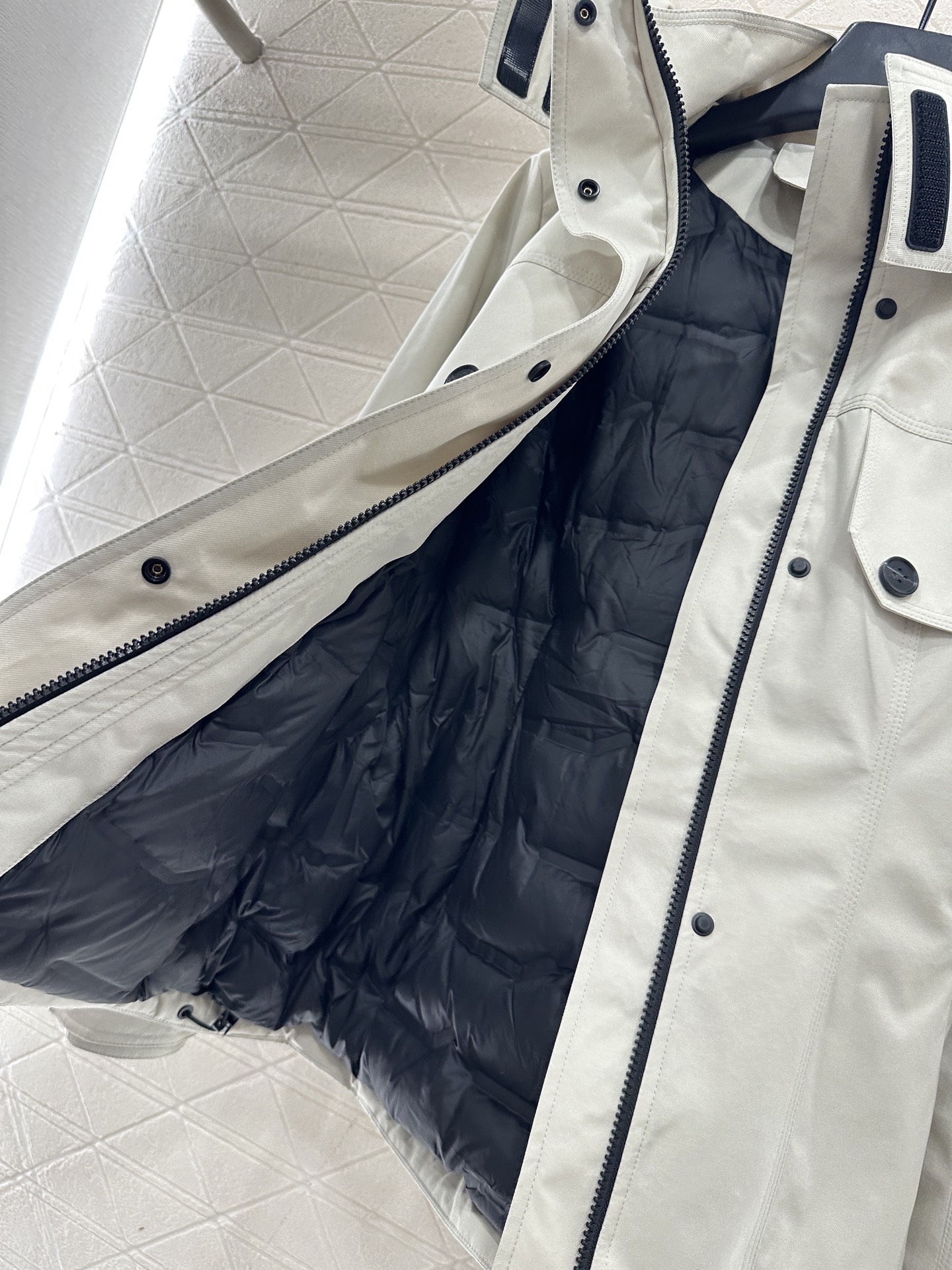 ♥Moncle*♥2025新品上架 连帽腰带羽绒冲锋外套定制YB进口防风防水冲锋材质，白鹅绒填充内里，整