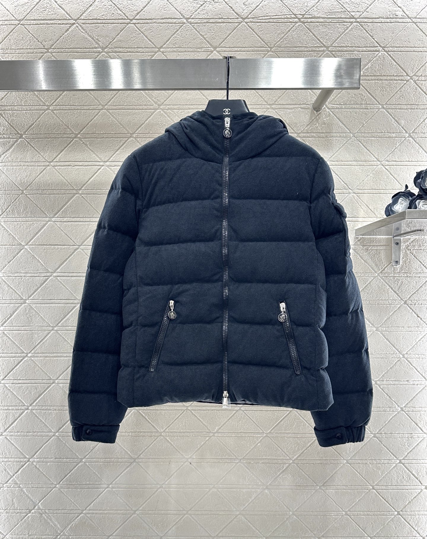 ♥Moncle*♥2025新品上架 磨毛连帽羽绒服定制YB进口斜纹全棉材质，其工艺处理还原，带有毛绒纹理