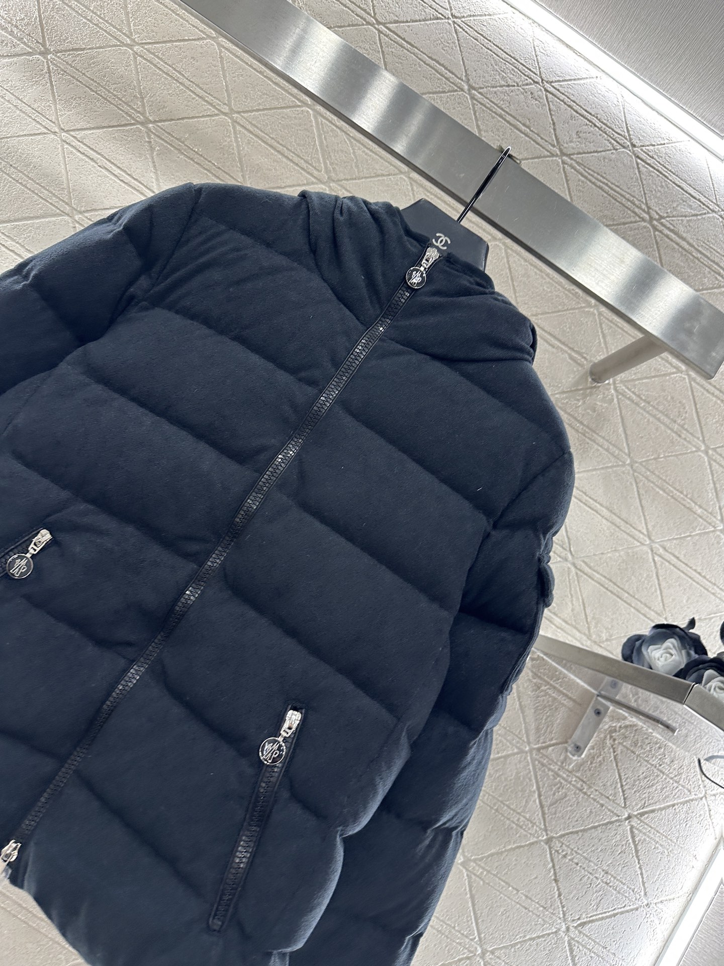 ♥Moncle*♥2025新品上架 磨毛连帽羽绒服定制YB进口斜纹全棉材质，其工艺处理还原，带有毛绒纹理