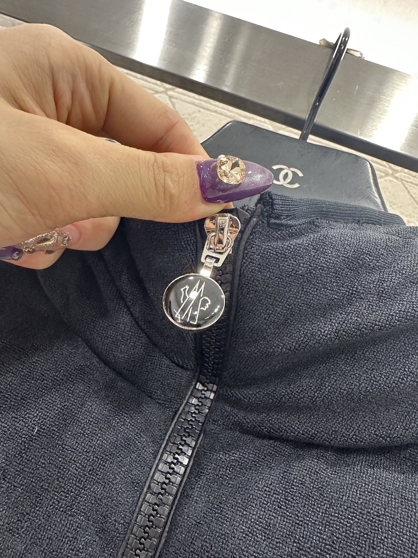 ♥Moncle*♥2025新品上架 磨毛连帽羽绒服定制YB进口斜纹全棉材质，其工艺处理还原，带有毛绒纹理