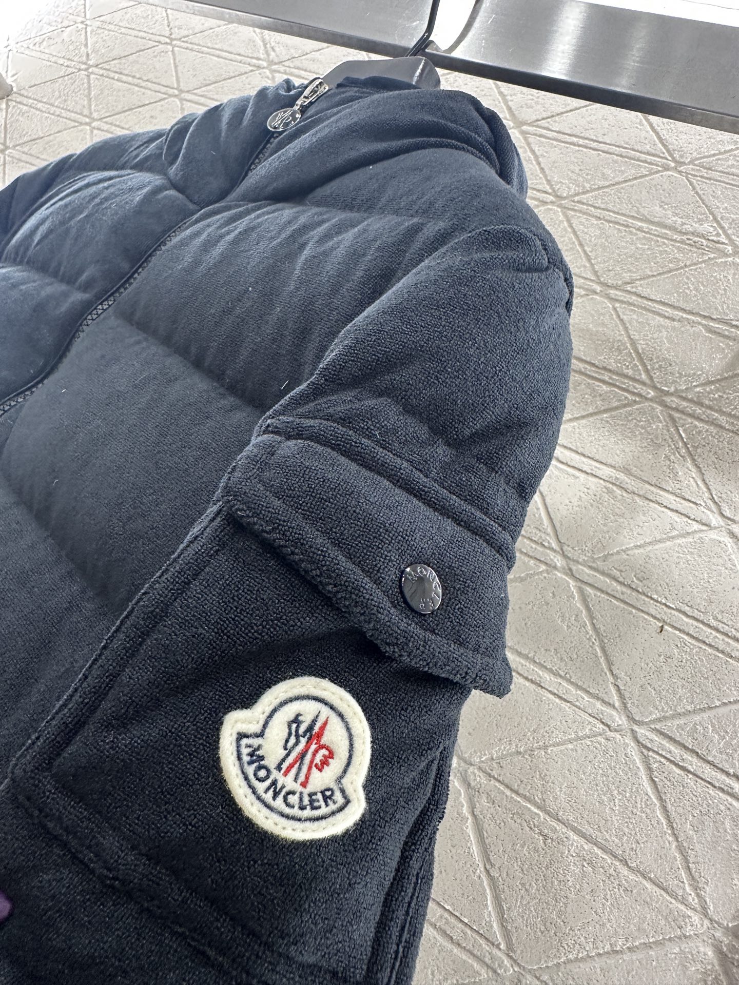 ♥Moncle*♥2025新品上架 磨毛连帽羽绒服定制YB进口斜纹全棉材质，其工艺处理还原，带有毛绒纹理