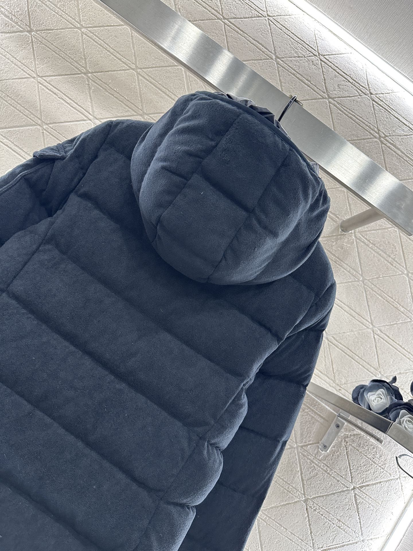 ♥Moncle*♥2025新品上架 磨毛连帽羽绒服定制YB进口斜纹全棉材质，其工艺处理还原，带有毛绒纹理